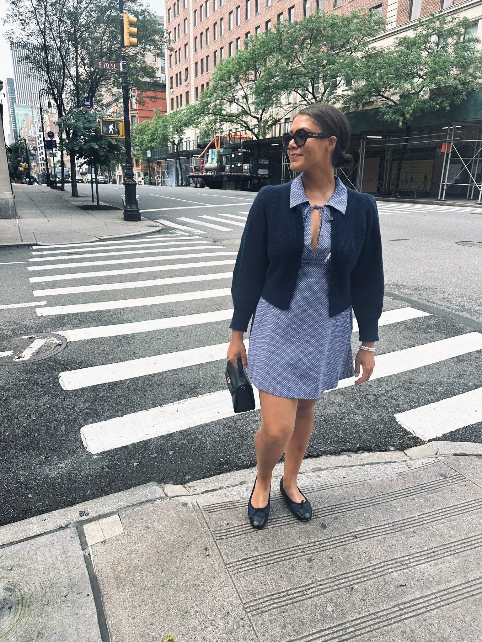 Upper east side stroll in ballet flats + cashmere cardigan. 🤍

#chicstyle #classoutfit #jcrew #freepeople #classystyle #tortoiseshellsunglassss 