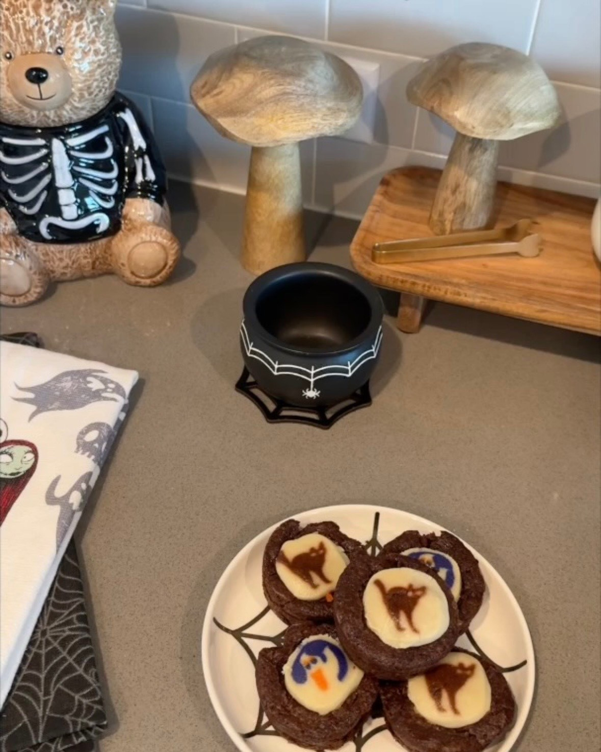 baking trick or treat brownies 🐈‍⬛🤎

#LTKHalloween #LTKSeasonal #LTKHome