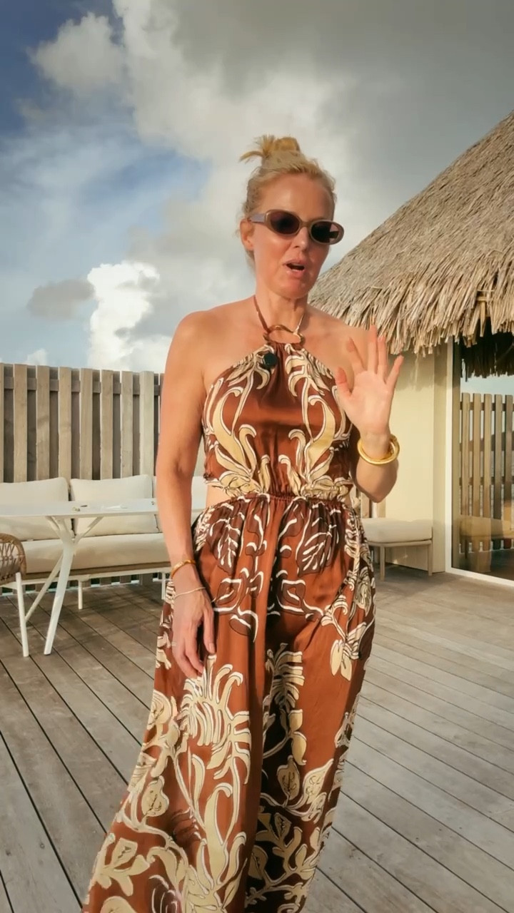 This maxi dress has the major wow-factor that you need. It has such lightweight fabric that feels comfortable and elegant. The best part: it has pockets 👏

#LTKOver40 #LTKSeasonal