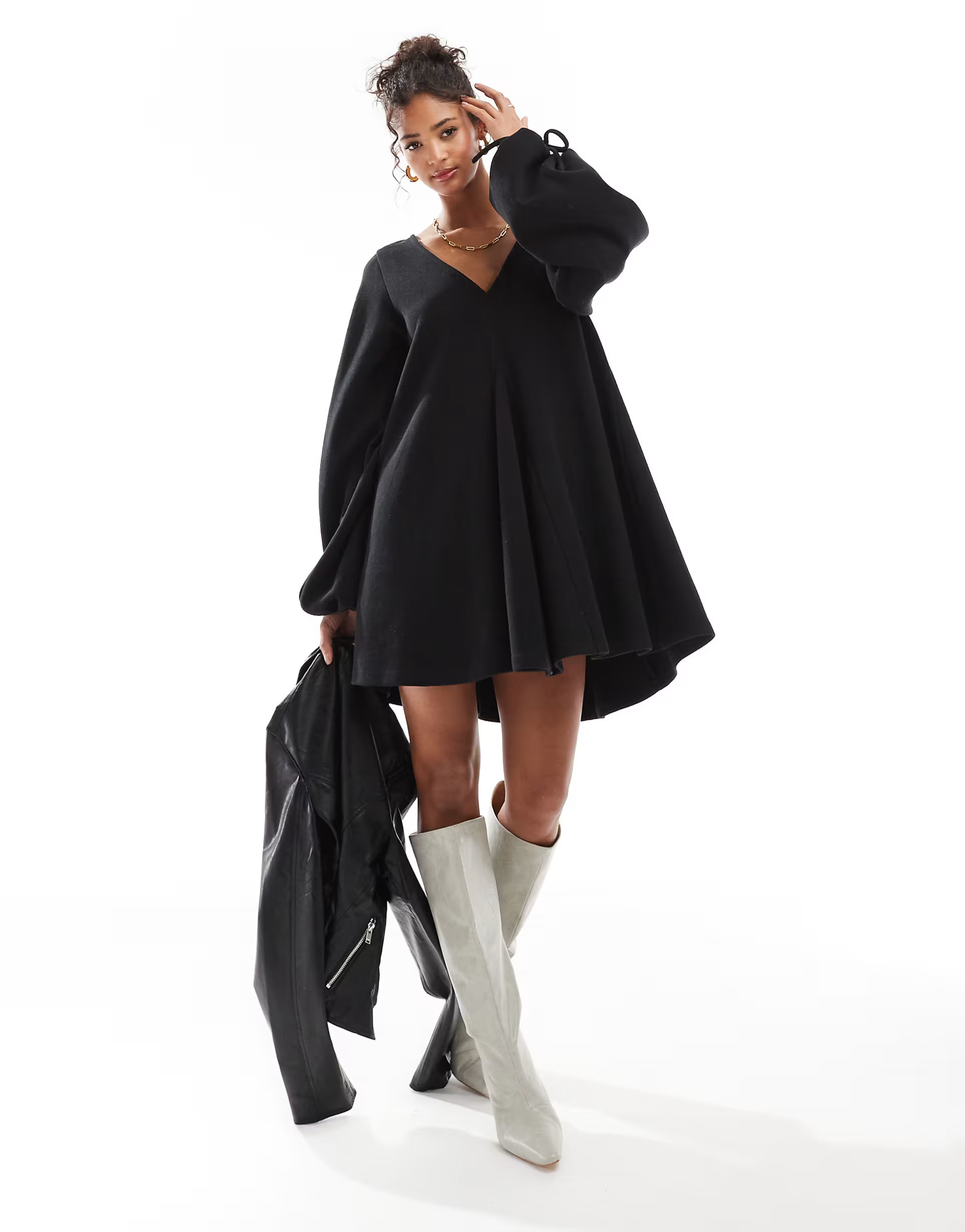 ASOS DESIGN – Sehr weiches, ausgestelltes Minikleid in Schwarz mit V-Ausschnitt und Bindebände... | ASOS (Global)