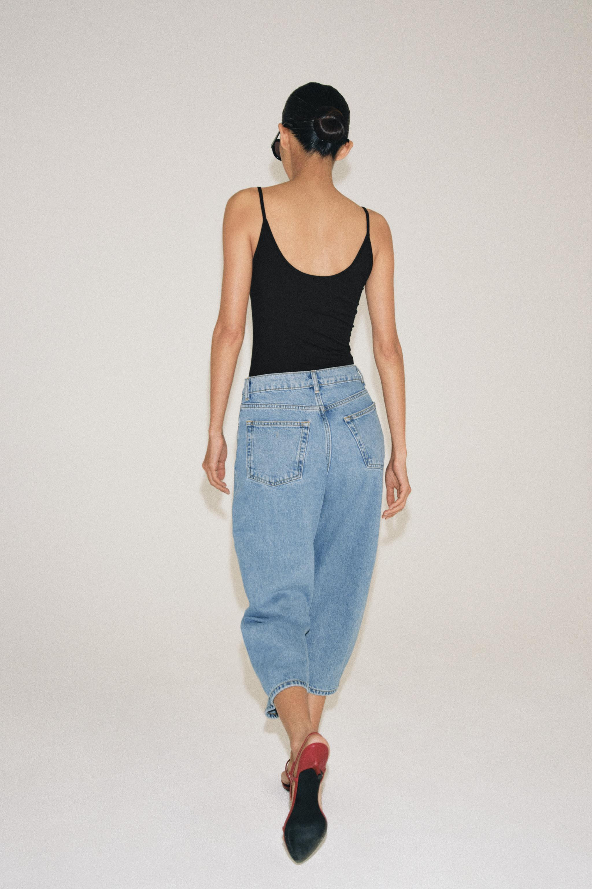 Model height: 178 cmMID-WAIST - BALLOON LEG - CAPRI LENGTHZARA WOMAN COLLECTIONMid-waist capris w... | Zara UK