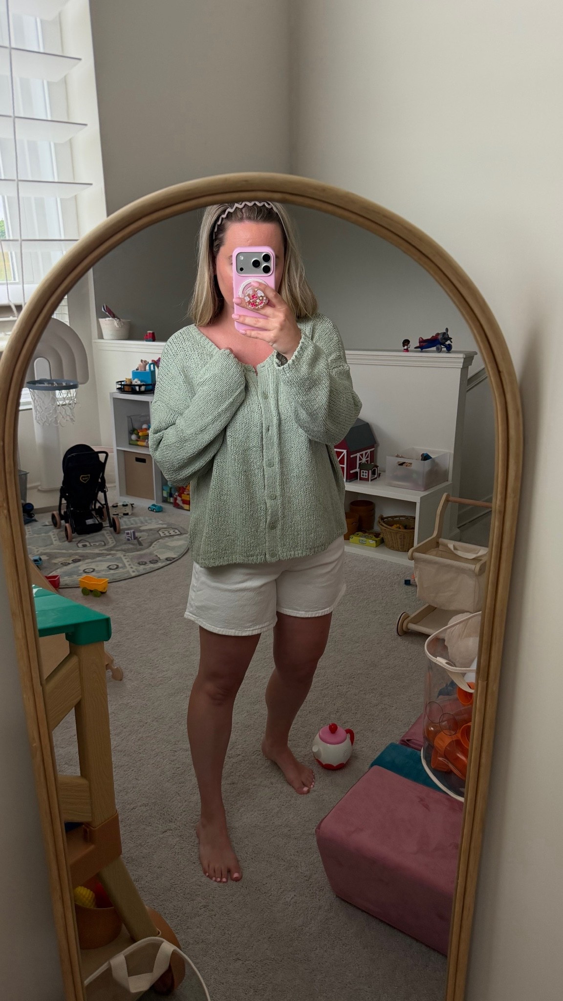 best mom shorts and summer sweater! 🤍👒

5’ 3”, size 8/10: wearing a 30 in the shorts and large in the sweater because it was all that was in stock. would have preferred a medium!