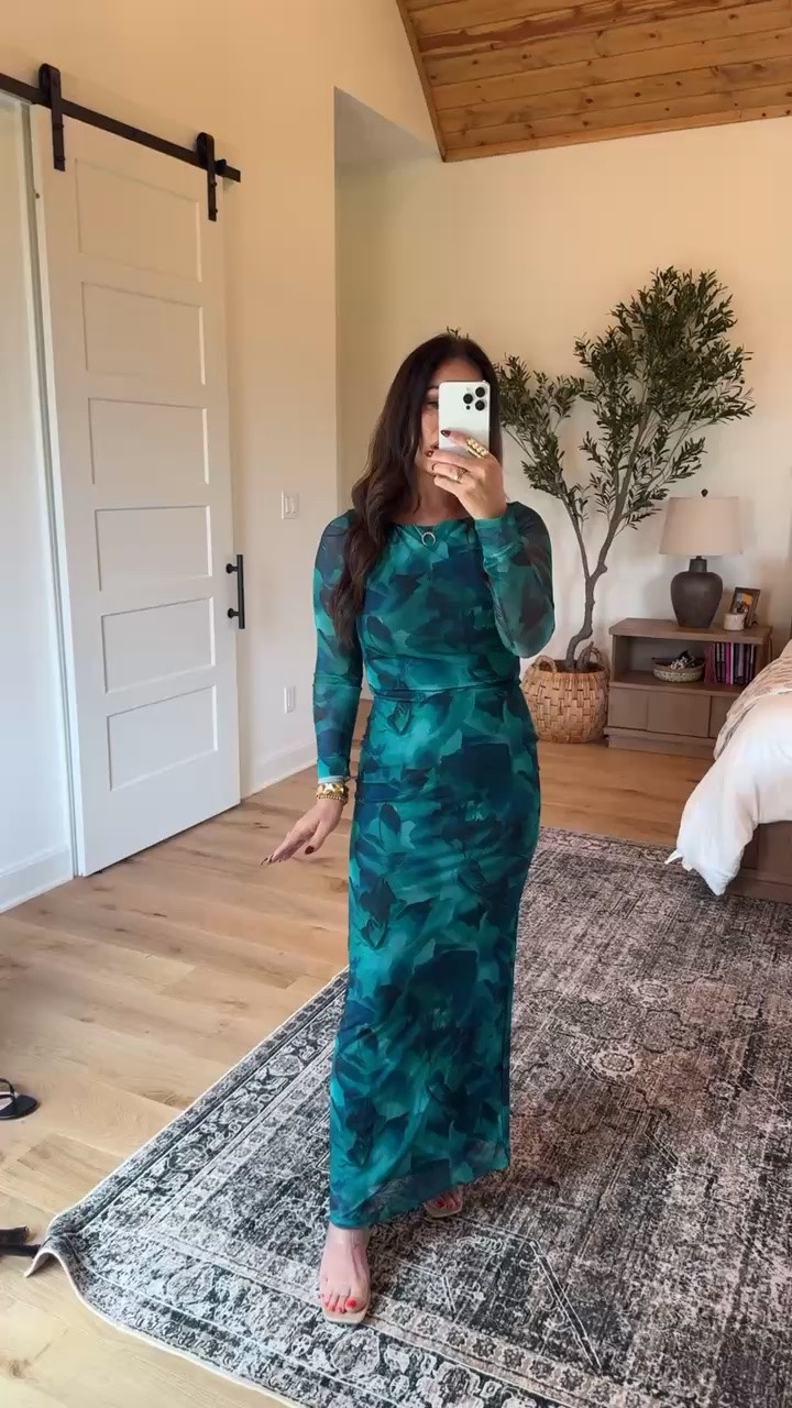 This dress is absolutely STUNNING! 💚✨ The rich emerald tones and gorgeous floral print make it perfect for fall weddings, date nights, special occasions or holiday events. So flattering, elegant and one of those dresses that looks way more expensive than it is!
#FallDress #WeddingGuestDress #DateNightLook #FallFashion #LTKStyle #MaxiDress #SpecialOccasionDress #FallWeddingGuest
