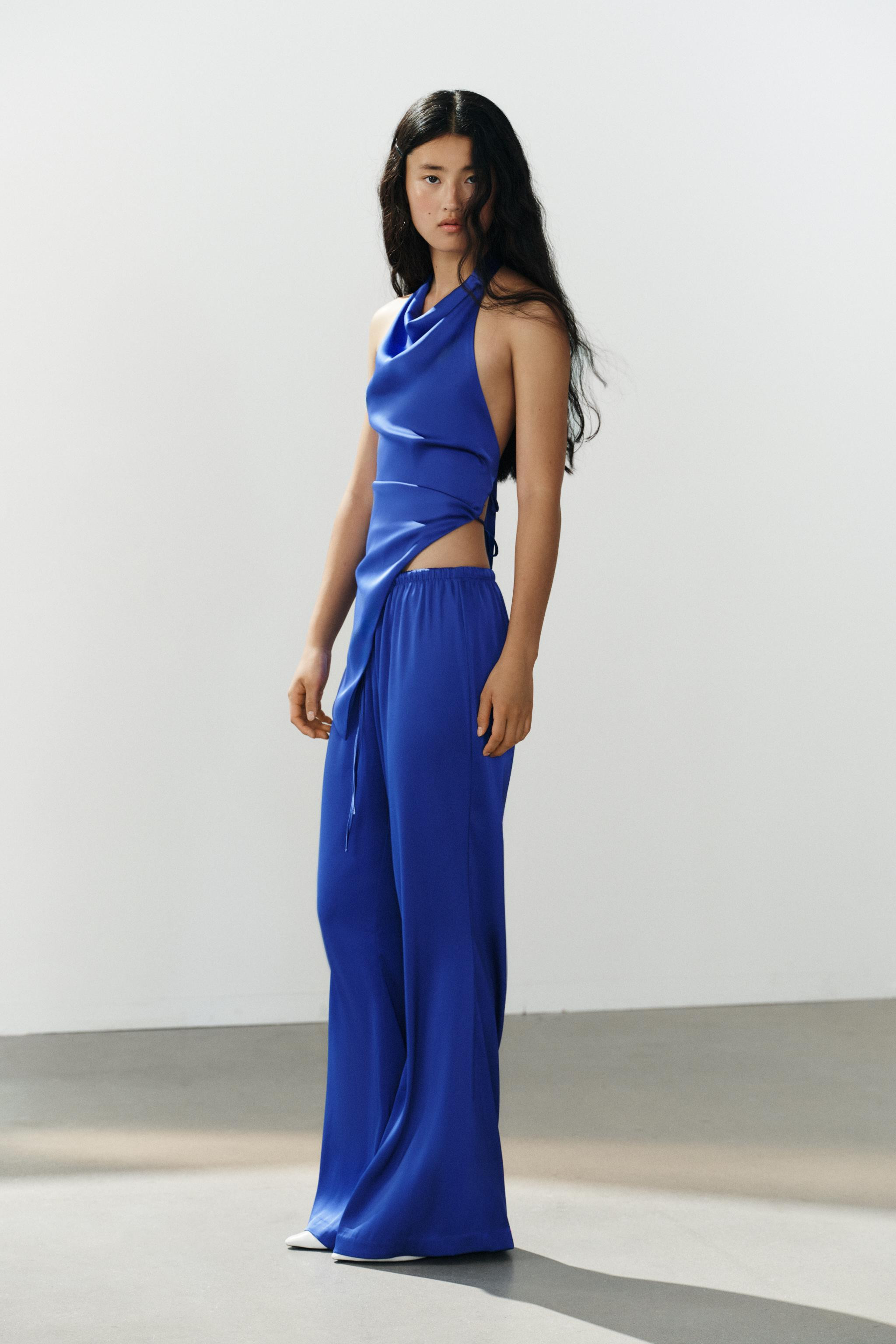 Draped halter neck top. Open back. Asymmetric hem. Tie closure at the back and neck. | Zara US
