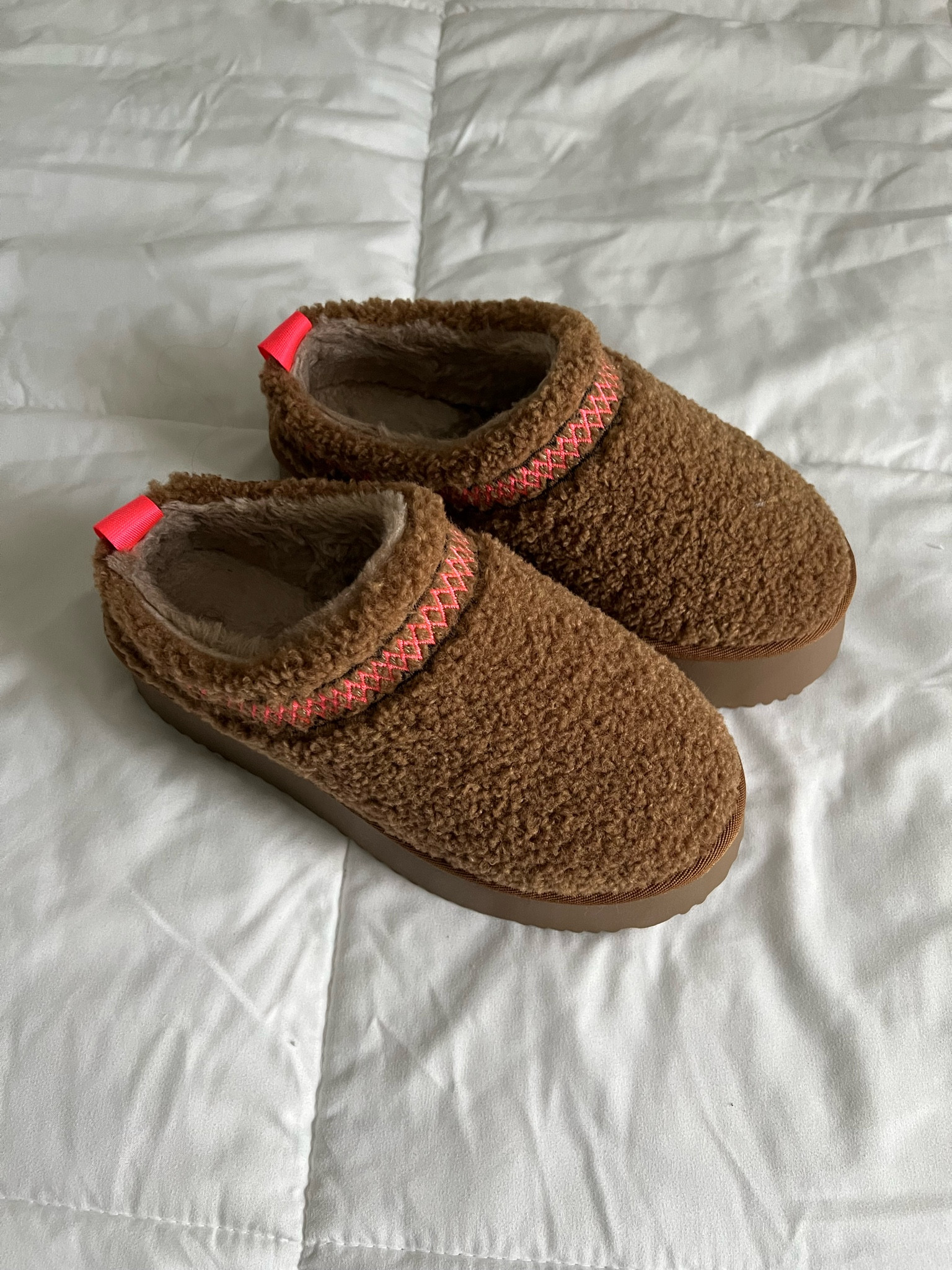 Amazon sherpa slippers. Uggs look alike only for $45

#LTKFindsUnder50 #LTKFallSale #LTKStyleTip