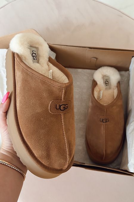 platform Ugg slippers in chestnut from the Nordstrom Anniversary Sale! runs TTS, i’m in the 9. size up if between sizes because they are whole size only 

#LTKshoecrush #LTKunder100 #LTKxNSale
