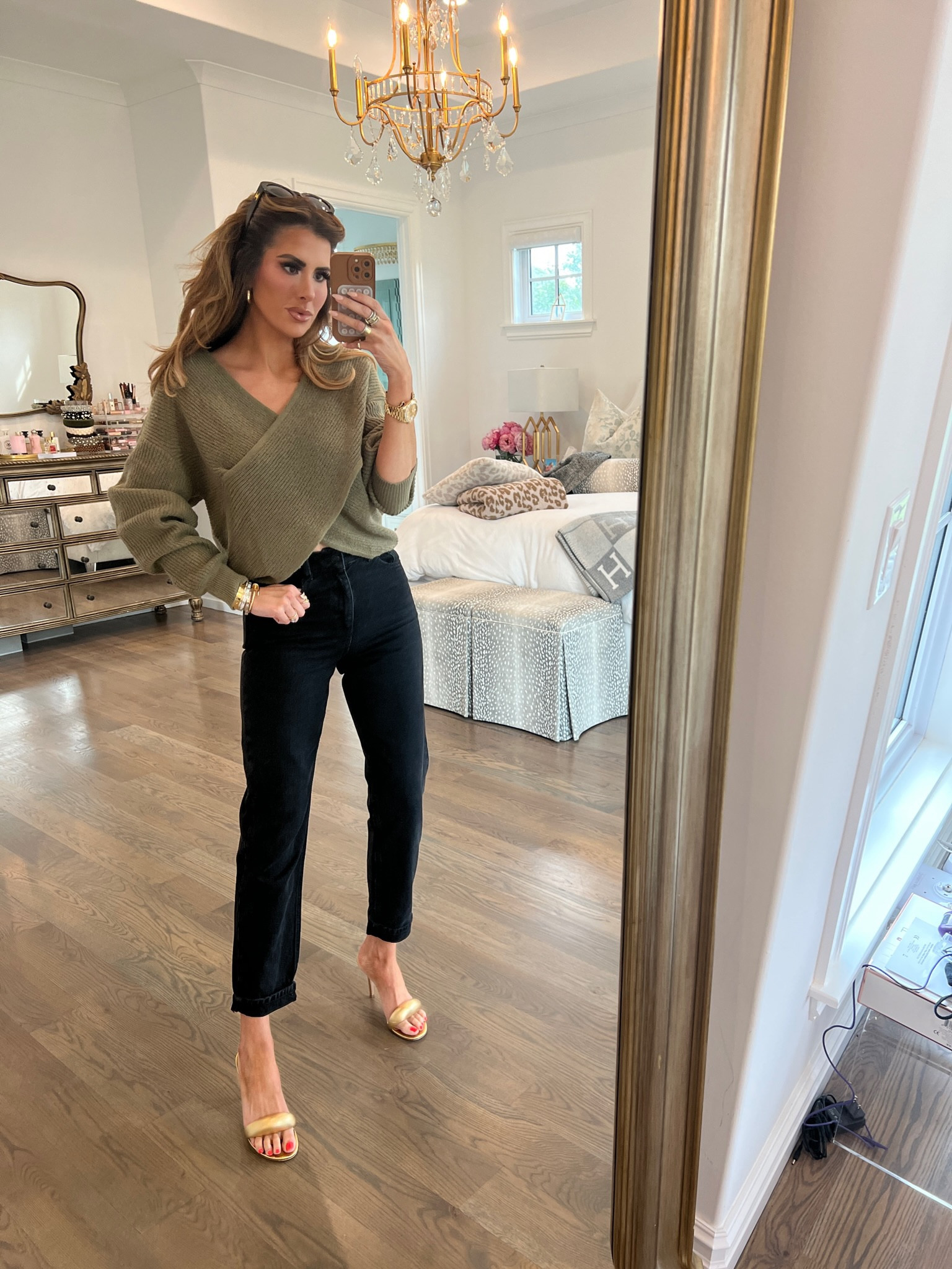 Wearing a size small in top and 0 in pants 

Fall sweater, fall fashion, dynamite clothing, fall inspo, Emily Ann Gemma 

#LTKstyletip