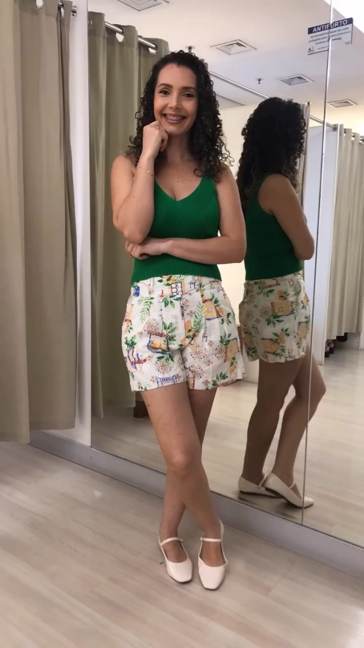 Na produção de hoje, escolhi esse cropped em tricô verde, alças largas e decote em “V”. Combinado com esse lindo shorts em laise com estampas de folhagens. Look confortável, fresco e a cara do verão! 

#LTKbrasil #LTKdicadeestilo #LTKsummer