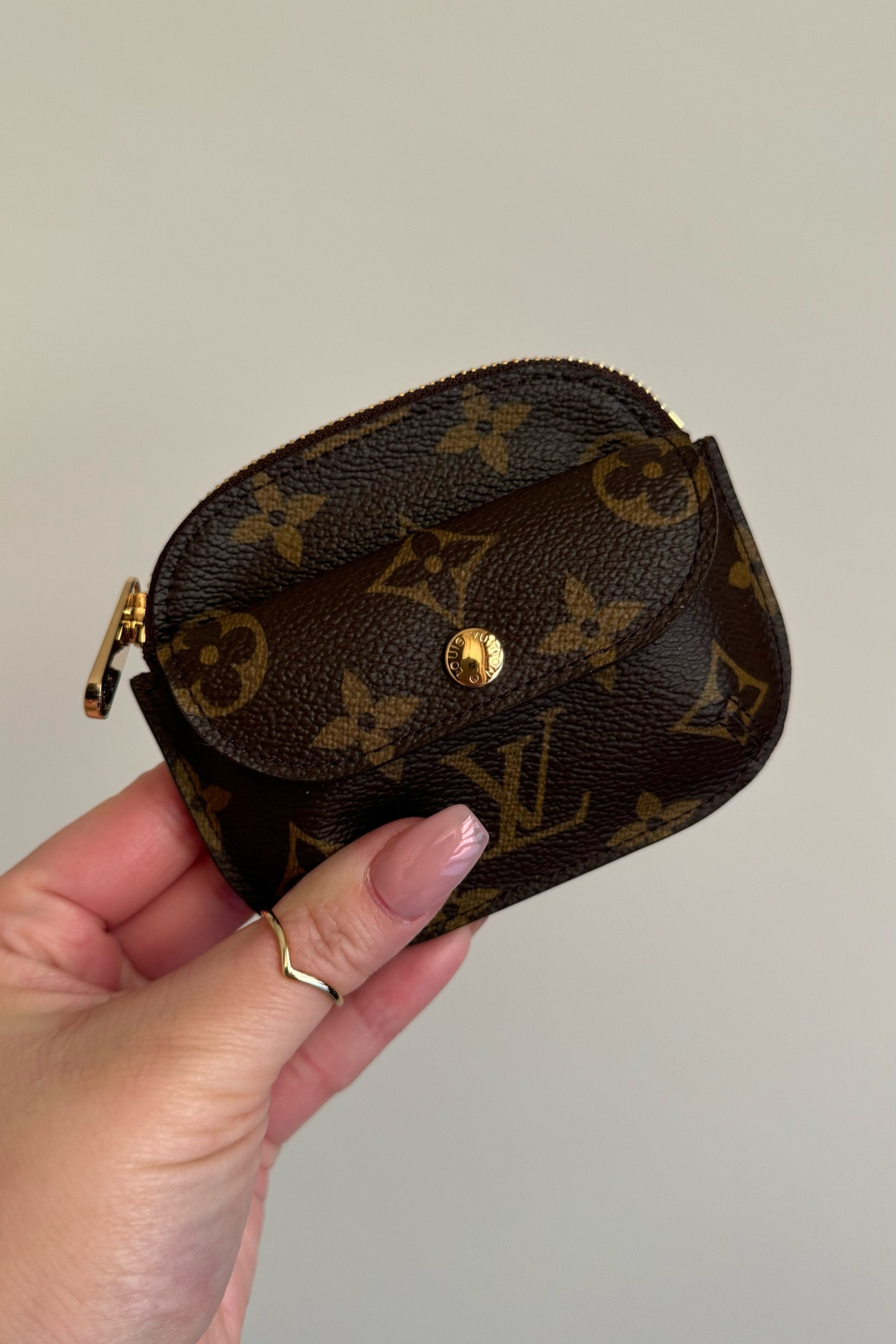 Ahhh, you can never have too many SLG right? 🤭
I love preloved shopping but vintage shopping is another whole new level 🤯 You get to see items you never knew exist! Just like this Porto Monnaie Schilling Coin 

It’ssss Perfection!! 😍😍 

Take this as a sign to start collecting vintage 😎

#LTKbag #LTKaustralia #LTKstyletip