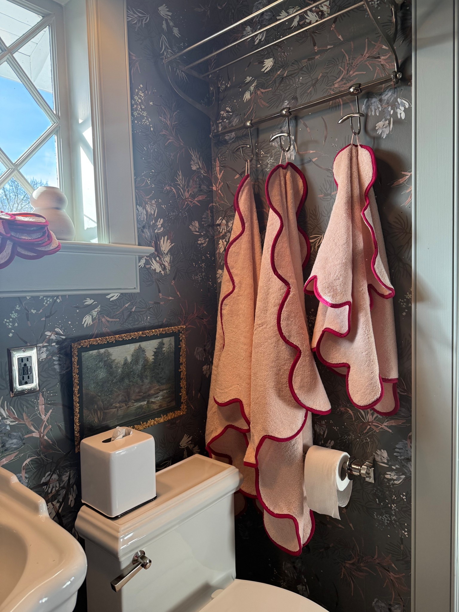 Obsessed with these towels from @anthropologie - the pink looks so good in our guest bath. And they’re 100% cotton!