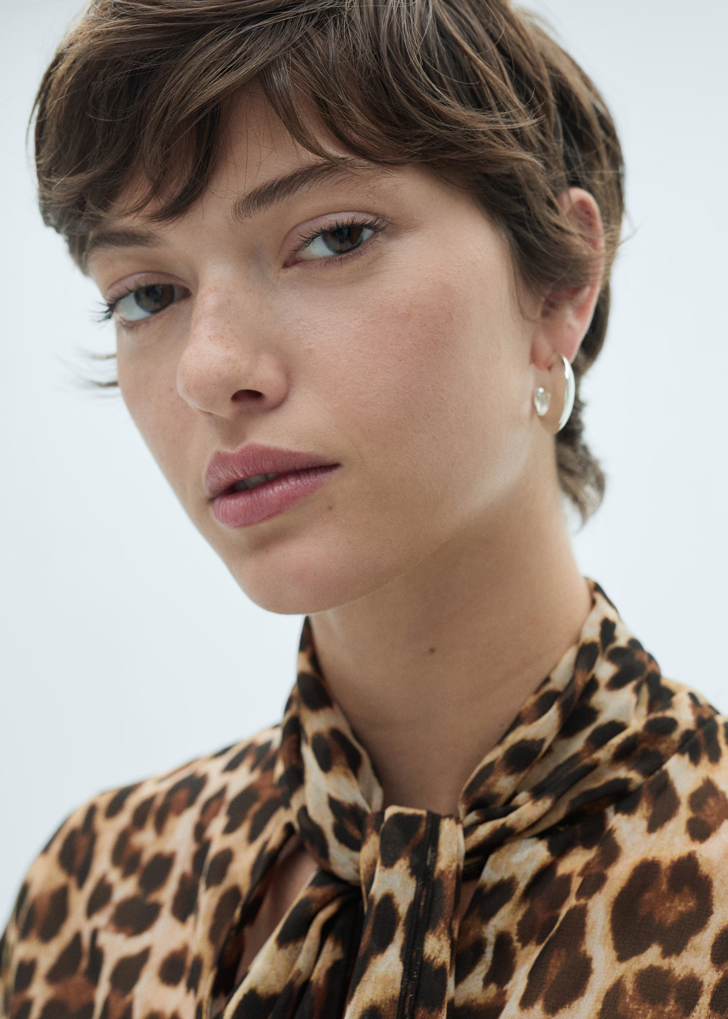 Leopard-print blouse with collar and bow  - Woman | MANGO USA | MANGO (US)