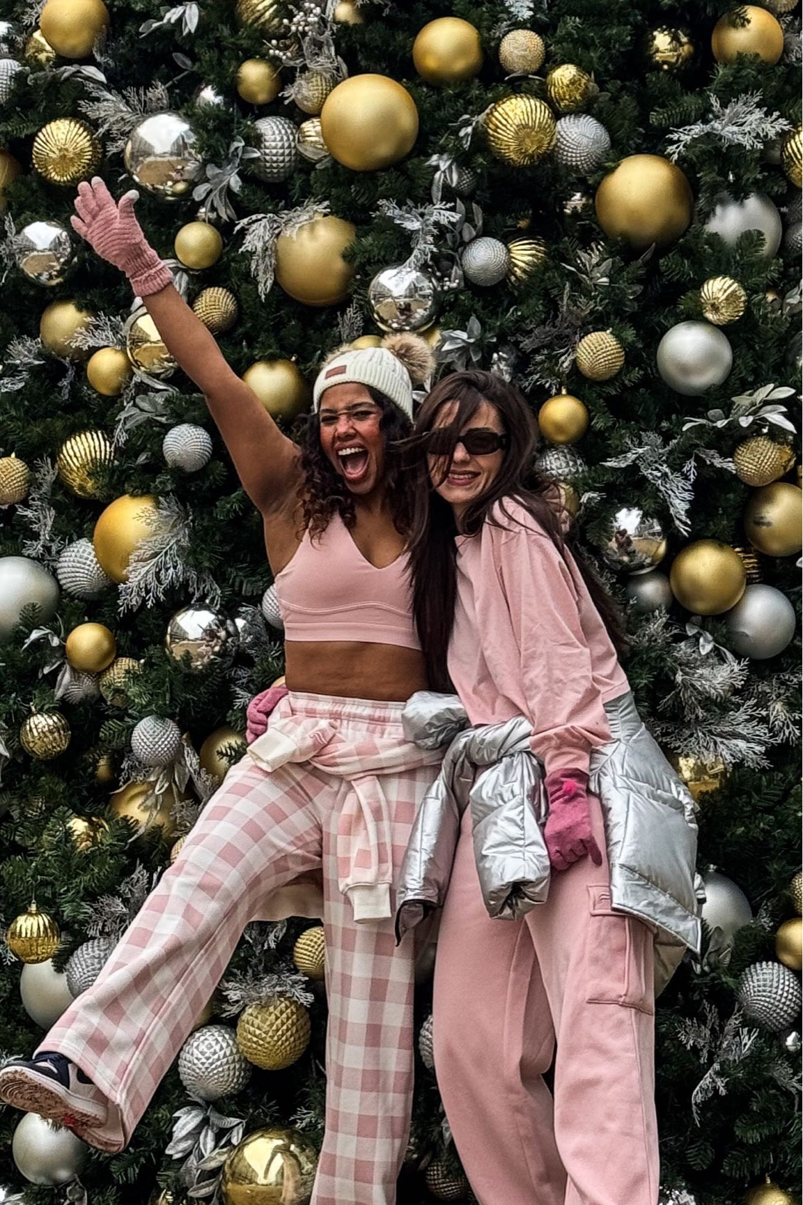 Just being #FableticsPartner and enjoying this #holidayseason with style, comfort and of course, a lot of girly moments 🩷 ! 

@silagunce and @sollenymikely in @fabletics sets - we made it 🎄✨!

#fabletics #girl #activewear #chillgirl #pink