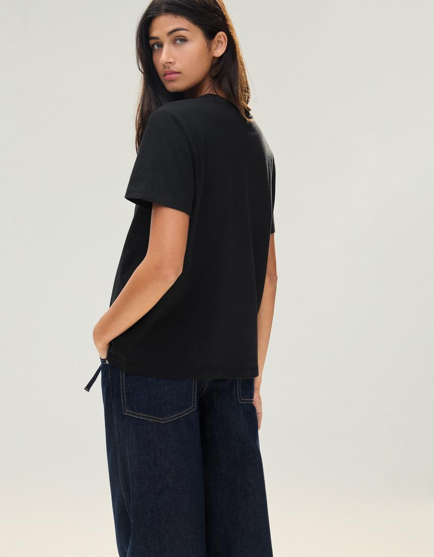 Basic T-Shirt mit kurzen Ärmeln - T-shirts - Damen | Bershka DE
