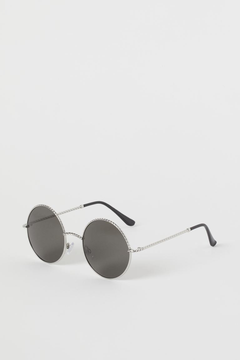 Sunglasses with metal frames, chain-shaped sidepieces in metal and plastic, and adjustable nose p... | H&M (US)