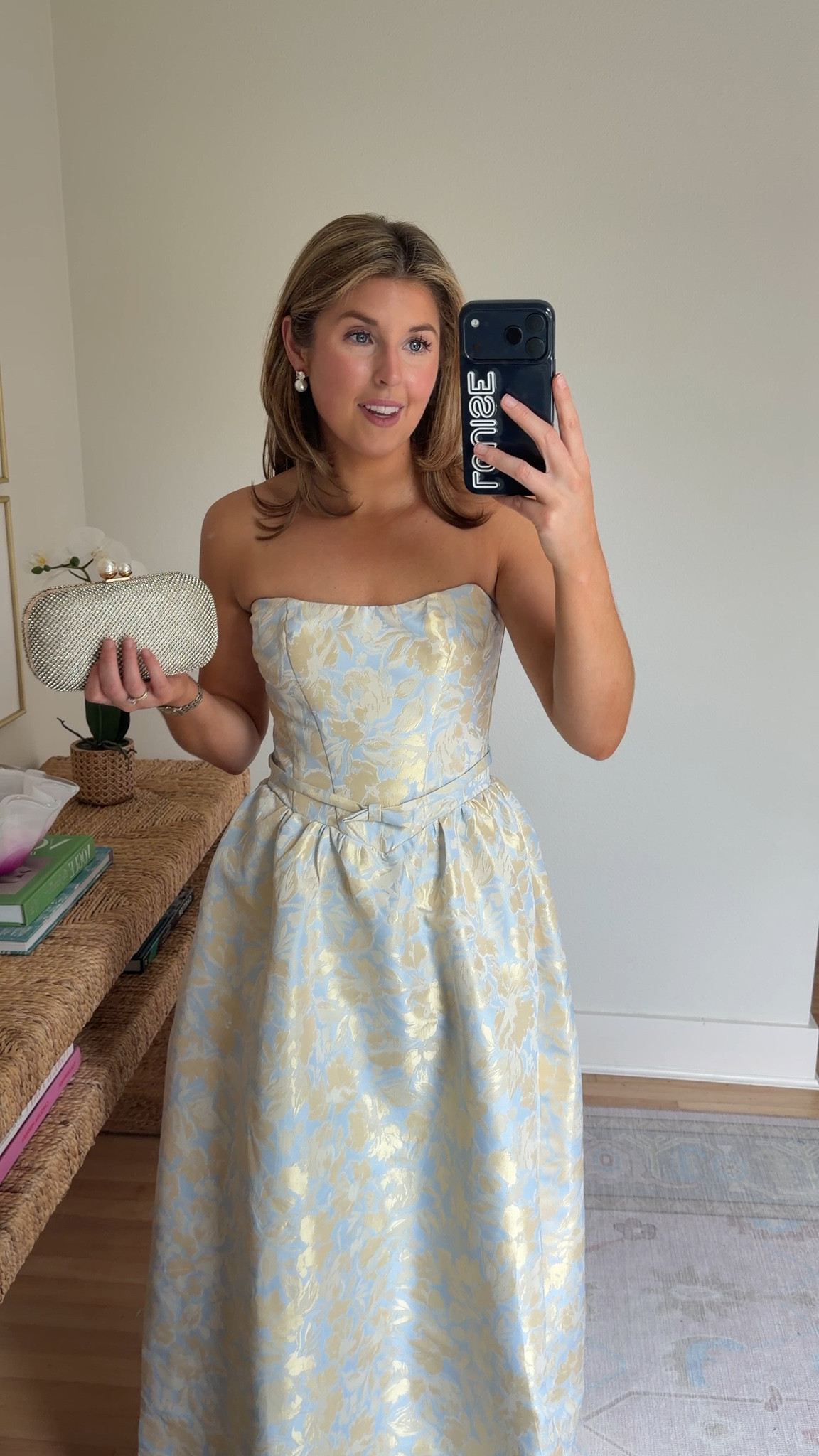 Stunning black tie dress! Wearing a S, runs small IMO - size up!