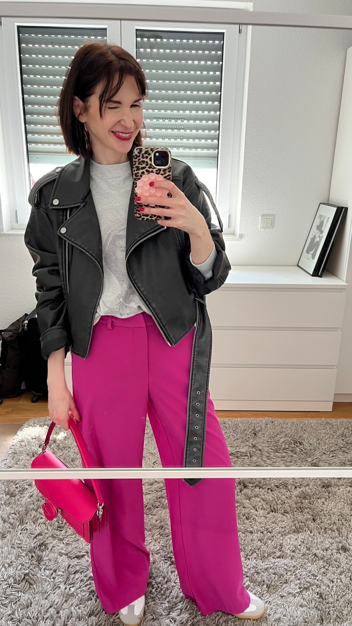 Die pinke Stoffhose ist das Key-Piece meines Looks. Der Stilbruch gelingt mit einer femininen Bikerjacke und Sweatshirt 💕

#frühling #pink #sweatshirt

#LTKdeutschland #LTKspring #LTKstyletip