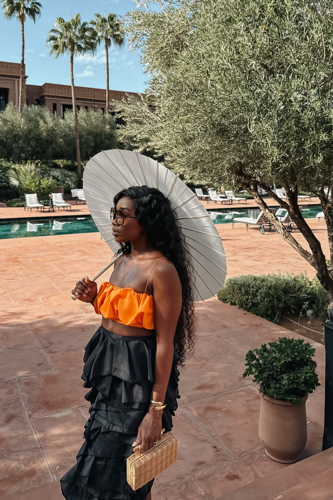 When you bring your own sunshine to the scene ☀️🧡🖤