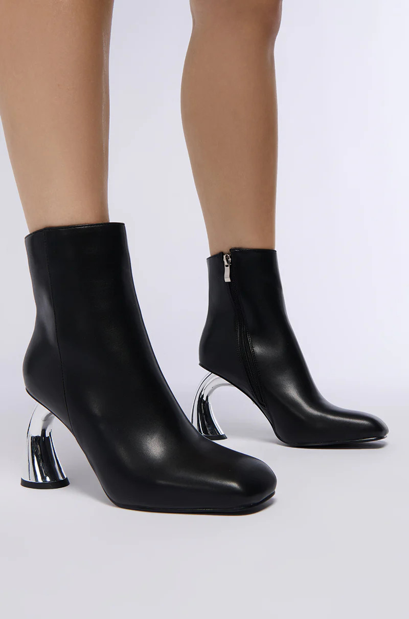 AZALEA WANG DEYCI BLACK ABSTRACT CHUNKY HEEL BOOTIE | AKIRA