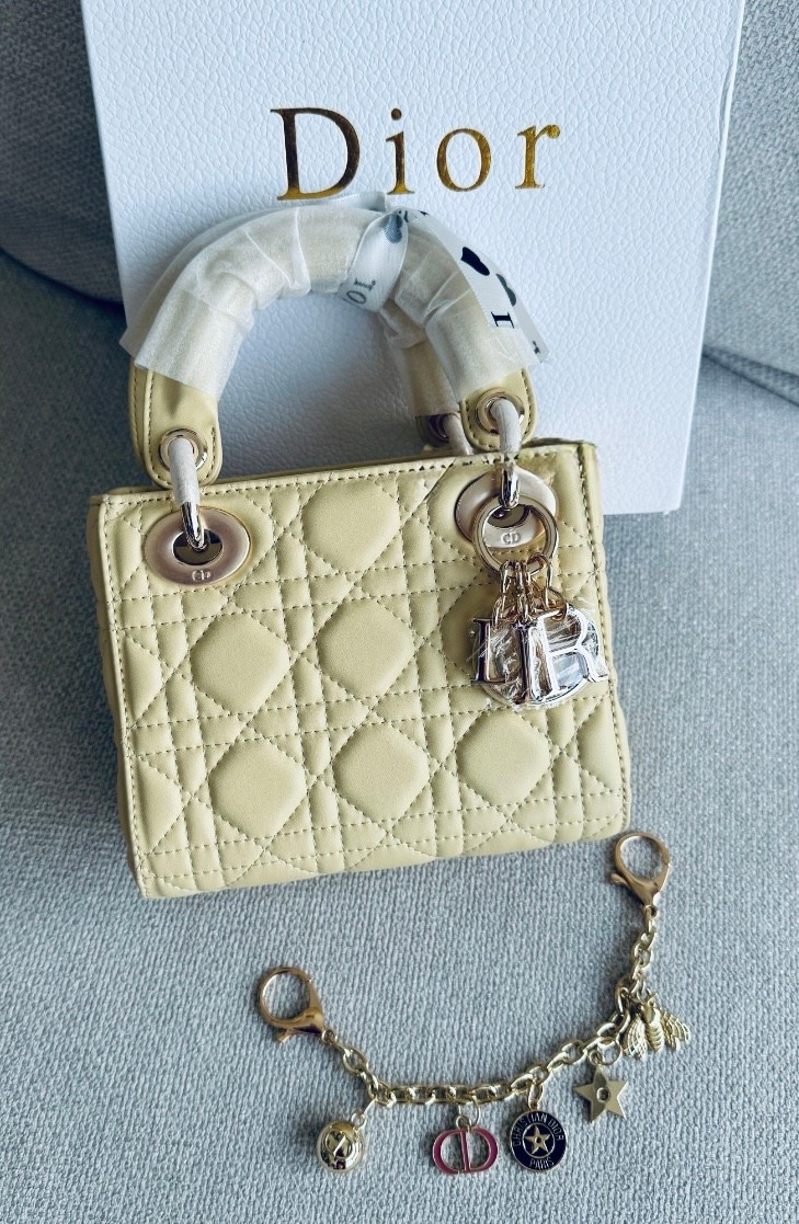 What a gorgeous piece is just elegant to hold 

#LTKActive #LTKStyleTip #LTKBeauty