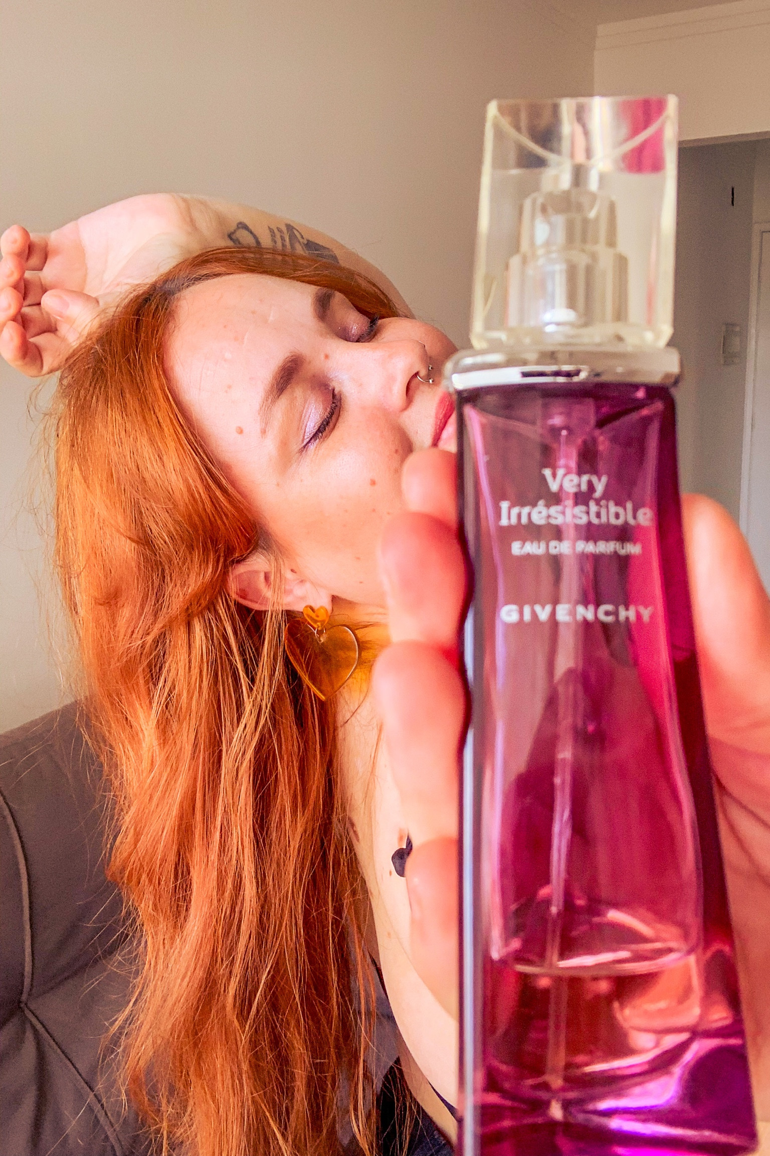 O perfume do dia é essa preciosidade; Very Irrésistible eau de Parfum da Givenchy! Tanto essa versão quanto o eau de toilette são meus xodós da vida 💜 
Notas:
Anis estrelado, pêra, maçã verde, rosas, peônia, magnólia, baunilha e patchouli

#LTKperfume #perfume #givenchy 

#LTKFind #LTKbrasil #LTKbeauty