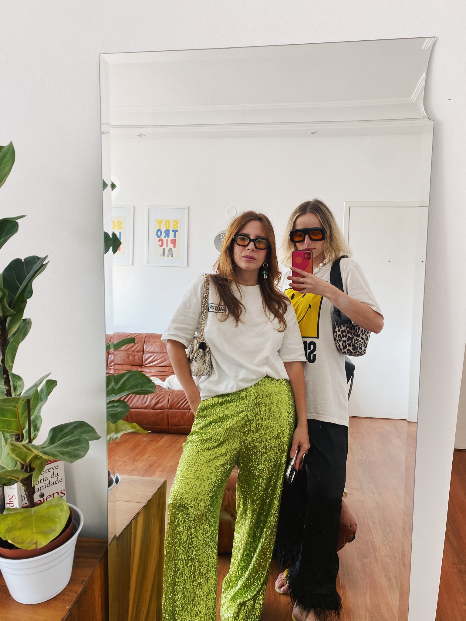 Esse look fez sucesso no meu instagram, infelizmente a calça eu comprei em um brechó online, mas notícia boa que podemos tirar daqui é a desconstrução de estilo. Eu peguei uma calça super chic, brilhosa, que muitas pessoas usariam a noite de salto e taquei uma havaina branca e uma camiseta oversized, isso fez com o look ficasse super estiloso e criativo, saindo do óbvio. Achei peças parecidas para vocês copiarem a mesma proposta! 

#LTKstyletip #LTKbrasil