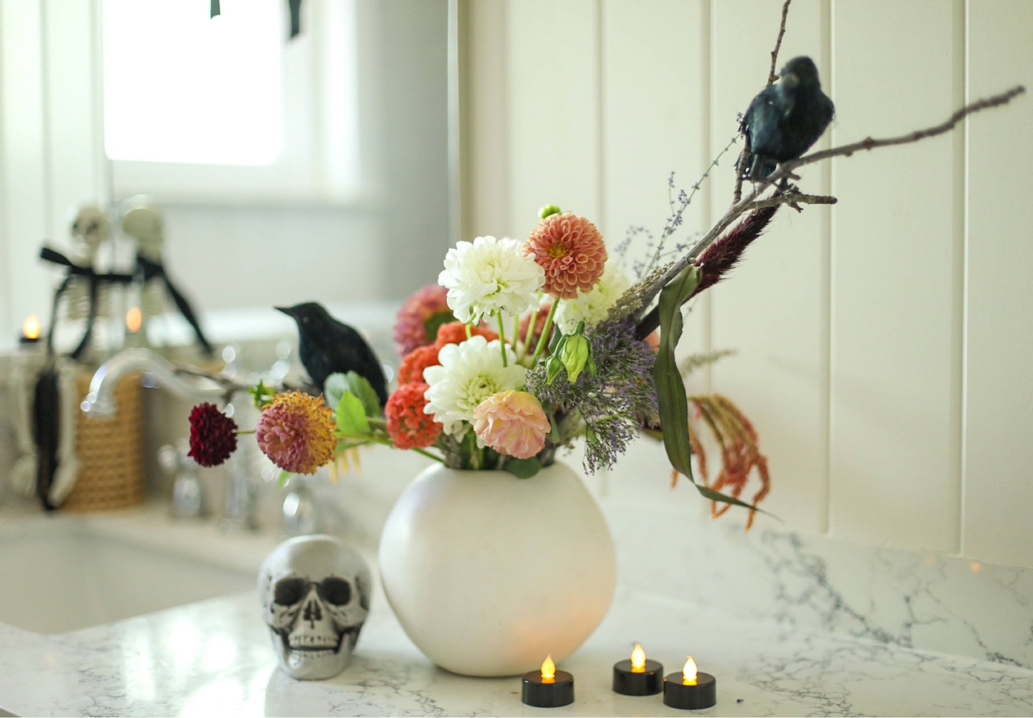 A chic Halloween look 🖤



#halloweendecor #halloweenchic #prettyhalloween #halloweendiy #halloweendecorating #blackcrows #velvetbows #spooky 

#LTKFindsUnder50 #LTKHalloween #LTKHome