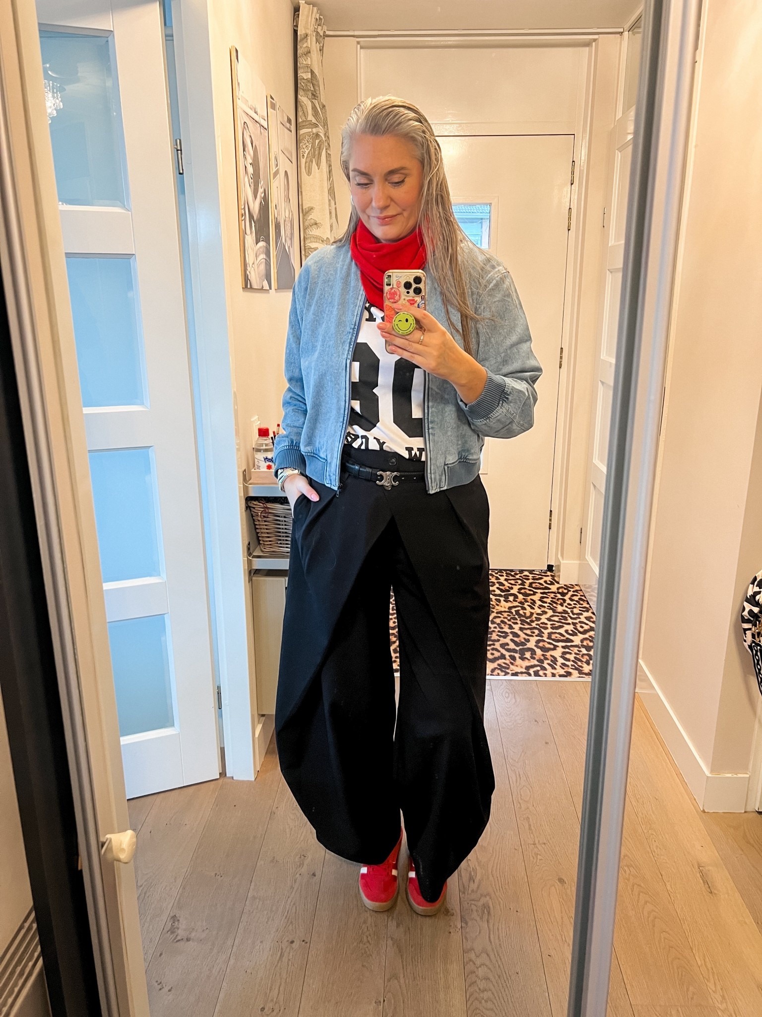 OOTD - dinsdag. Een wit t-shirt met sportieve print (M), rood gebreid sjaaltje, een denim bomber jack (42), zwarte barrel fit pantalon met overslag (42/tall) en rode suède sneakers. 



#LTKover40 #LTKeurope #LTKmidsize