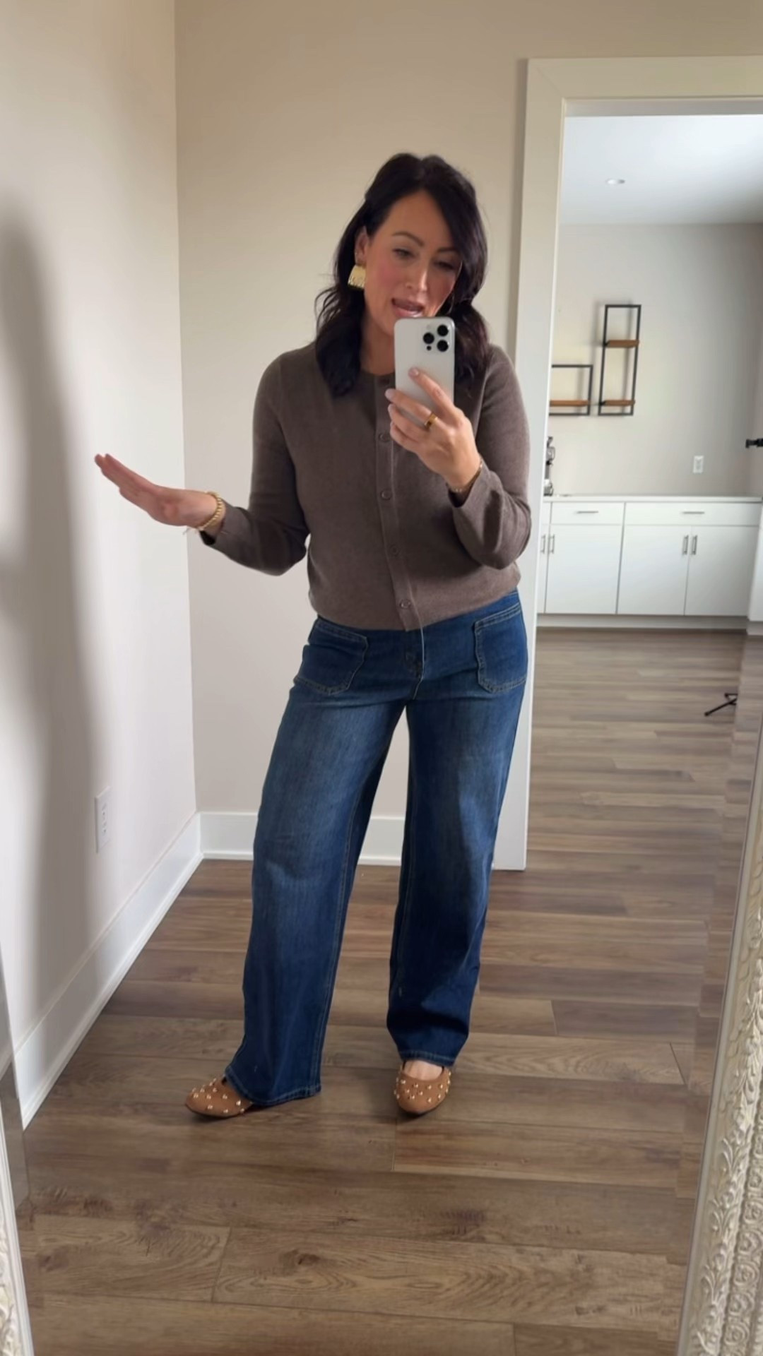 AMAZON FINDS 
• large sweater - runs on the smaller side 
• medium pants 


#LTKPetite #LTKMidsize #LTKgrwm