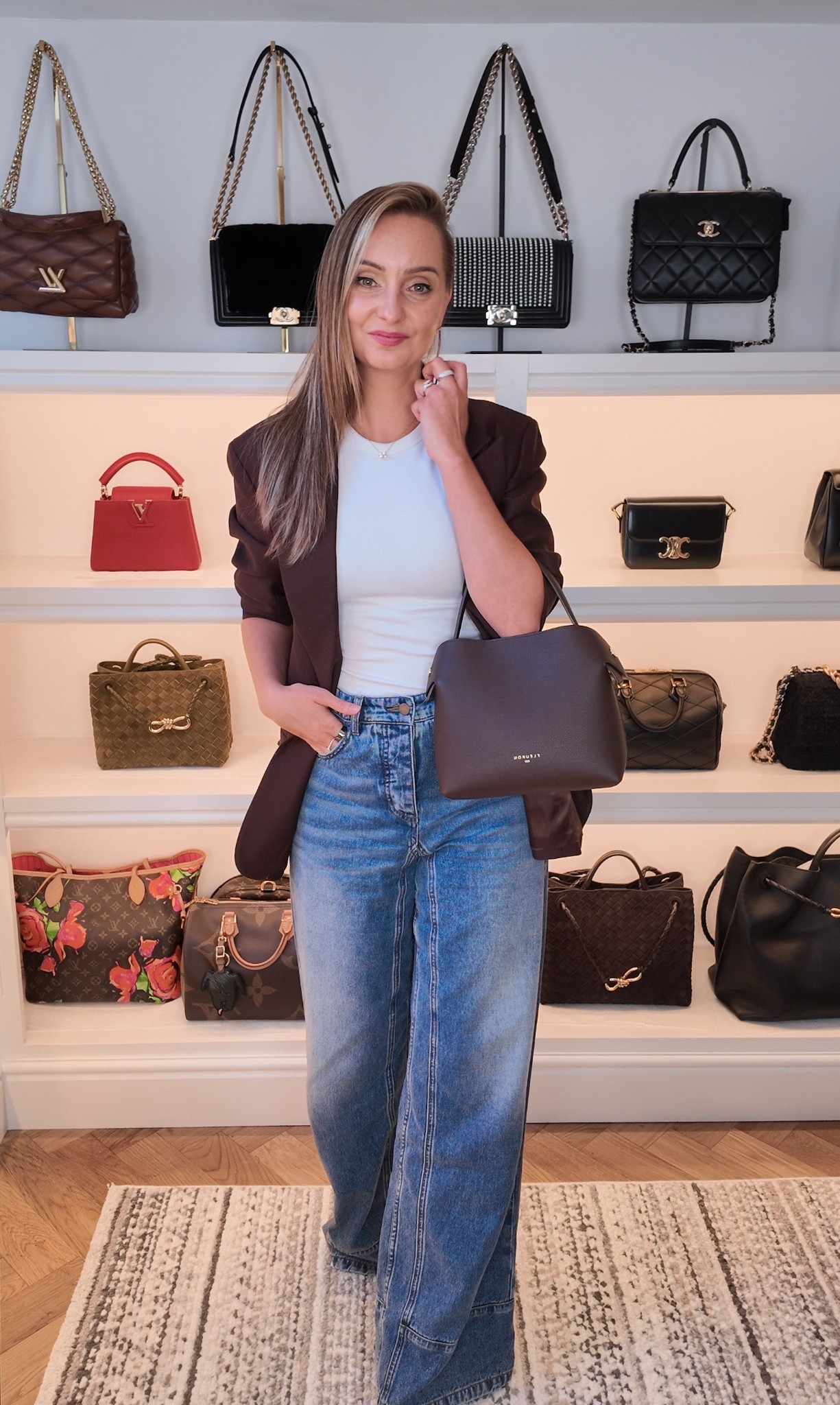 Felt cute 🥰 chocolate brown blazer is a staple teamed with wide leg denim jeans and a white tee. Use code TOHBH for 15% off at Fabrique. Bag is the Fleuron Swann bag in colour espresso ☕️ 
