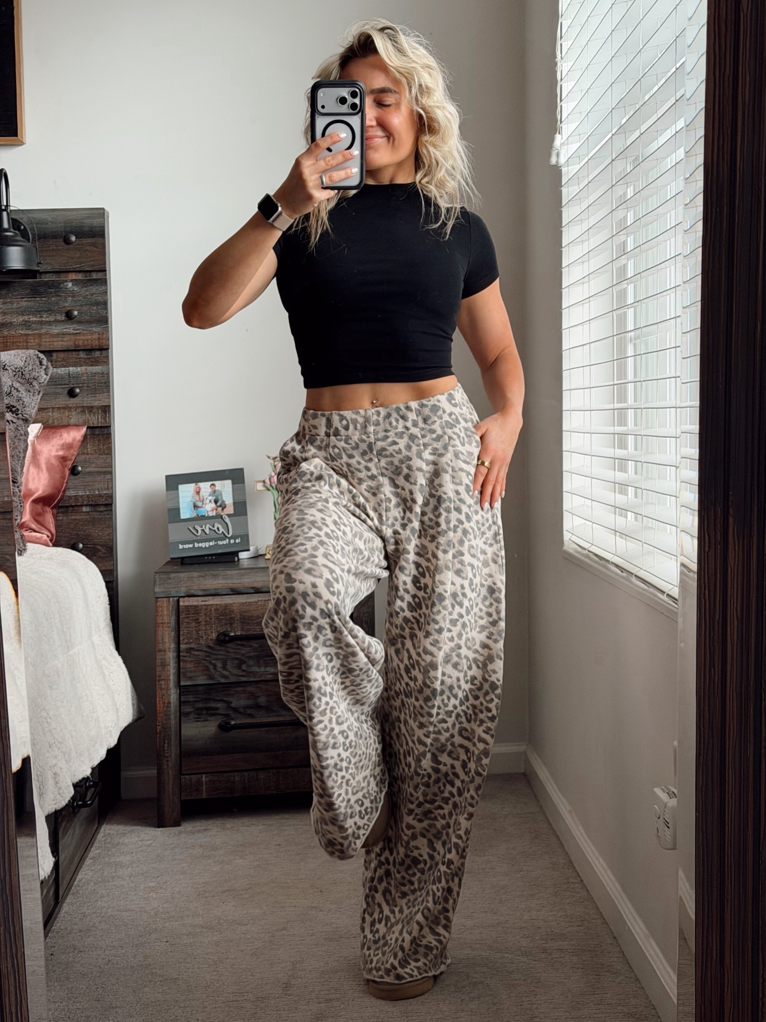 I’m 5’4 + 135lbs | wearing an XS top and small pants!! 🖤✨