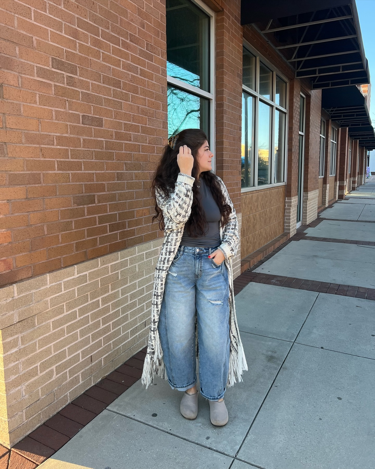 CASUAL OUTFIT! BARREL JEANS, CARDIGAN & CLOGS! STYLISH BUT COMFY! 

#LTKFindsUnder50 #LTKShoeCrush #LTKFindsUnder100