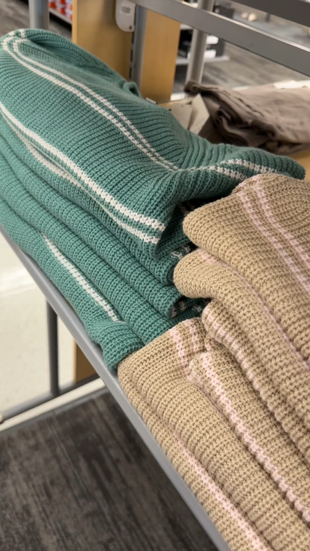 The perfect sweater if your ready for spring but still having to put up with the cold weather 😩 Once the holidays are over I’m in full spring mode but the weather always has another idea lol 😅
•
•
•
•
#affordableclothes #targetstyle #targetfinds #targetfashion #targetdoesitagain #targetaddict  #targetforthewin #targetfind #targetclothes #targetoutfit #targetstyles #targetfashionfinds #foundattarget #casualstyle #sharemytargetstyle #winterfashion #winterclothes #winterclothing #winterstyle