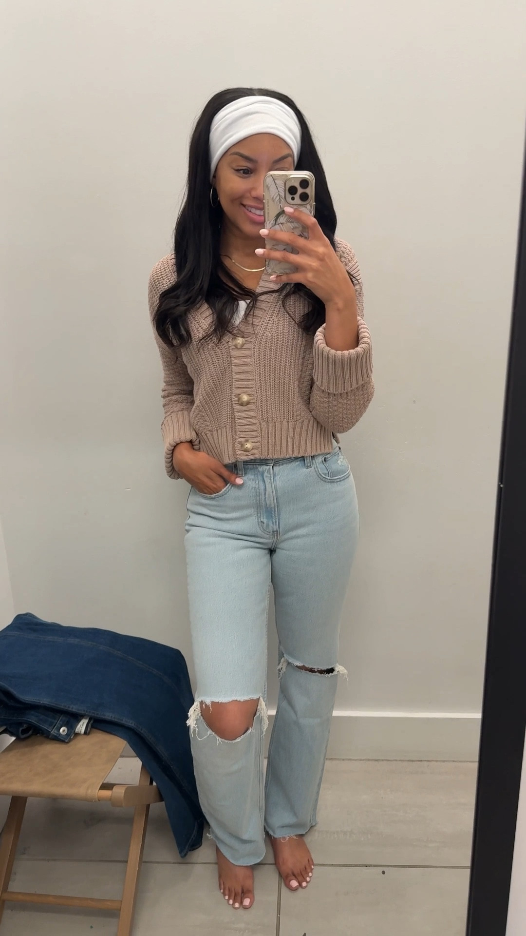 Abercrombie jeans SALE! 30-50% off, these deals are WORTH IT!! Wearing size 26 Regular in 90s Relaxed Jeans and XS in Cameron Seed Stitch Cardigan 🤍

Abercrombie, relaxed jeans, distressed, fall outfit, chunky knit, cropped cardigan, preppy outfit, casual

#LTKFindsUnder100 #LTKSaleAlert
