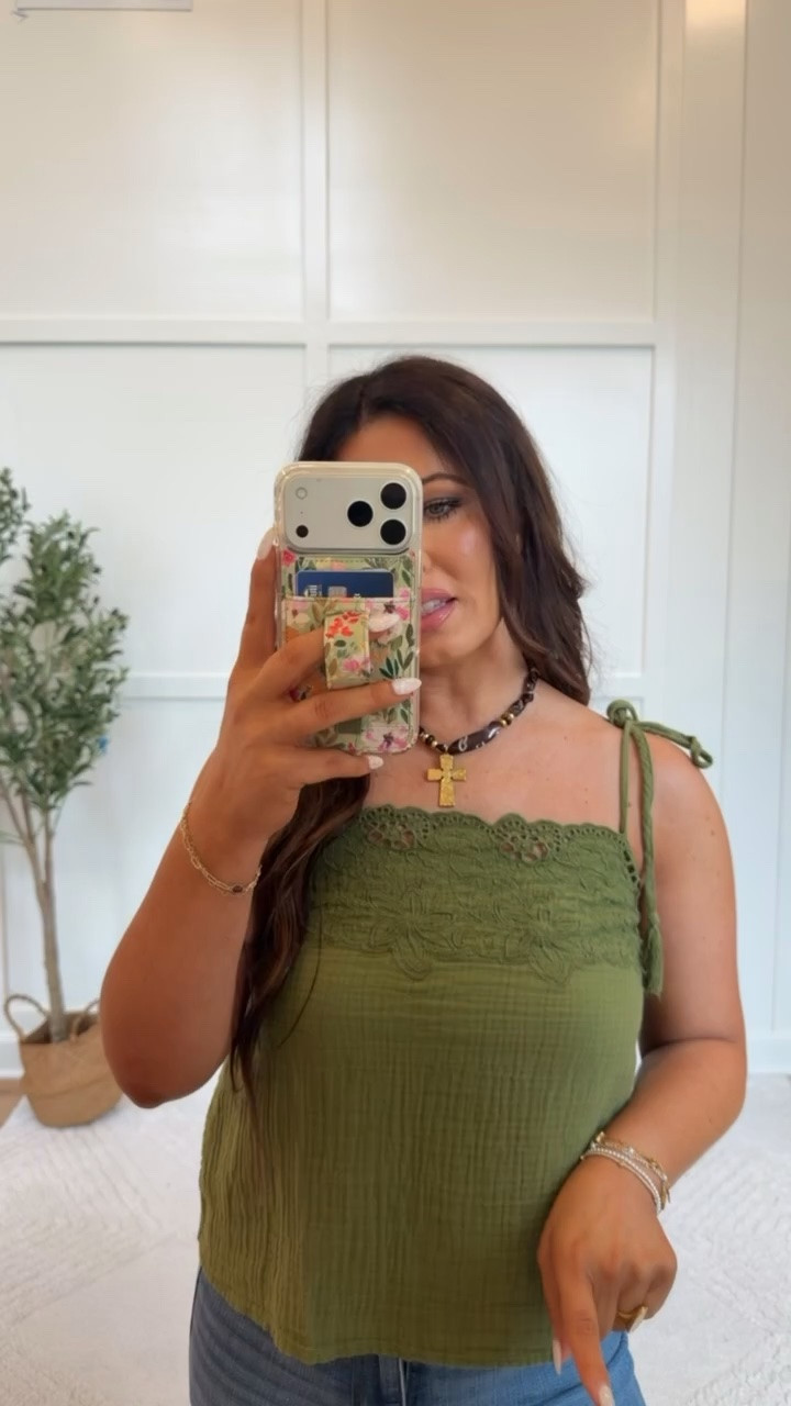 Love this top paired with my favorite jeans! These Target pieces look way more expensive than they are 👏