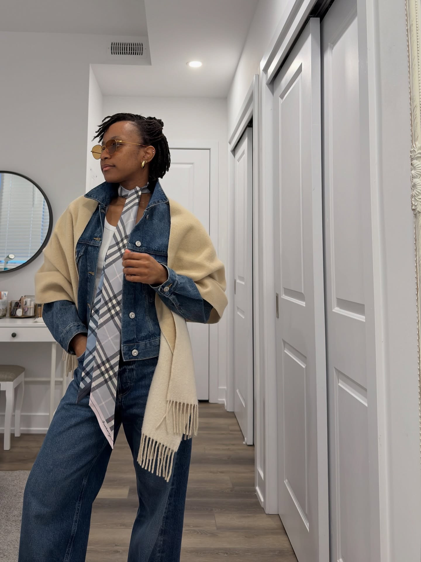 ✌🏾

1, jacket @hm jeans @citizensofhumanity silk scarf @burberry via @ssense wool scarf @coach

2, pants @marcelalondon_ tee @uniqlocanada scarf @renaitreworld 

3, jeans @citizensofhumanity blazer @smythebrand boots @veronicabeard 

5, trench @12storeez

6, sweater @kotn pumps @aminamuaddi pants Brand Collect (Tokyo)