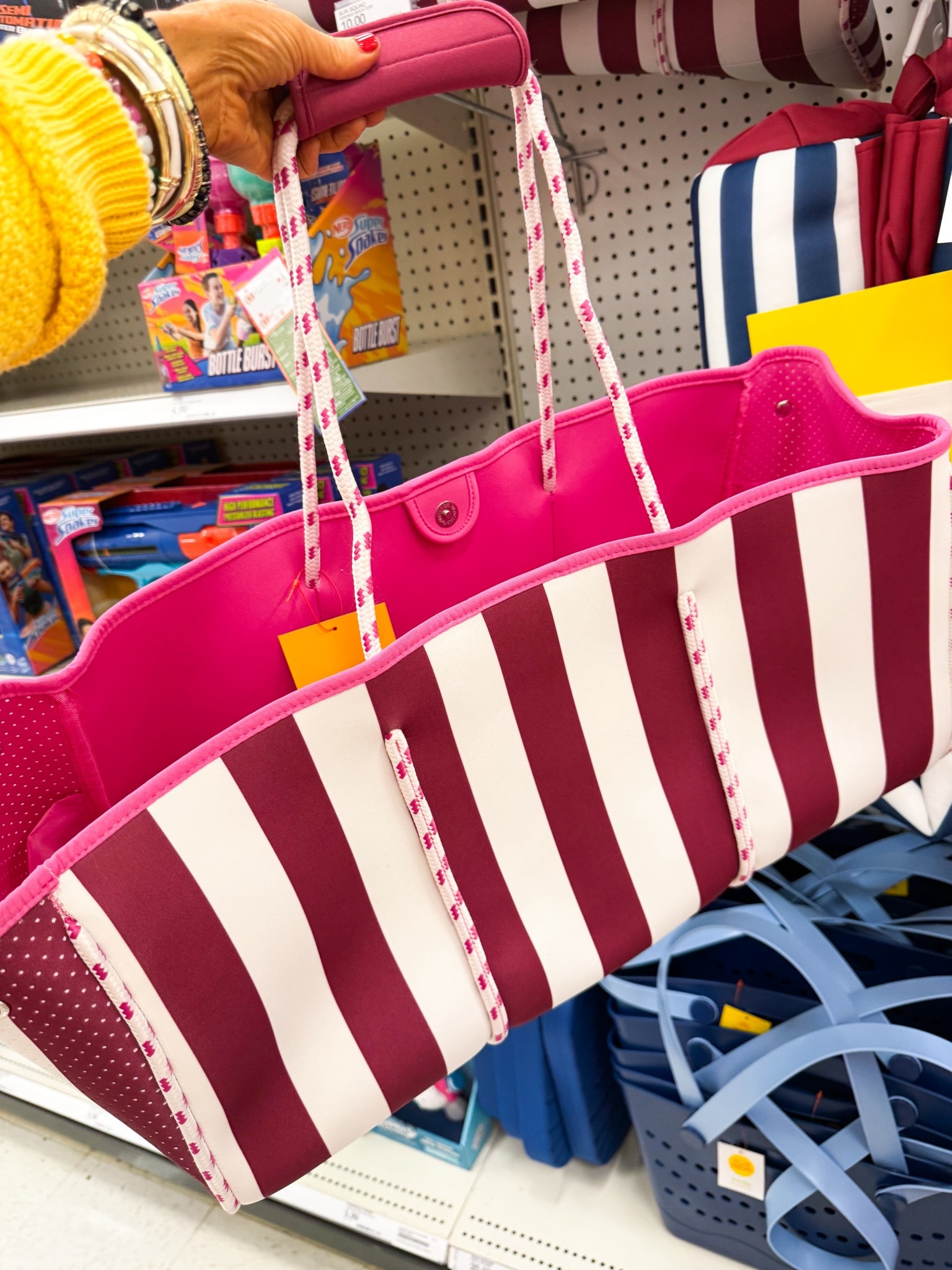 the perfect tote for summer!! @Target for the win with this $15 essential #target #targetpartner • 

#LTKSwim #LTKTravel #LTKSeasonal