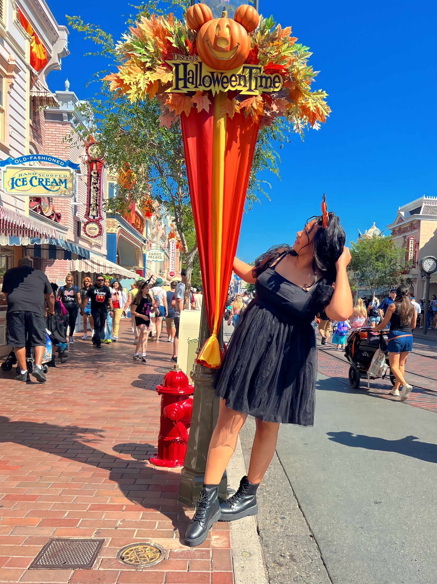 Halloween Time in Disneyland 🎃🖤

#LTKHoliday #LTKHalloween #LTKbump