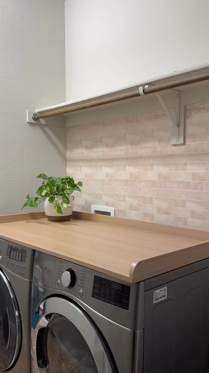 Sigo transformando mi área de lavado ✨Este countertop en color oak además de bonito, me dará más espacio para doblar 🙌 Son pequeños cambios que hacen la diferencia en un hogar, los que se hacen poco a poco y con intención. Y se notan más cuando trabajamos un espacio de nuestra casa a la vez. Espero te haya gustado esta idea de decoración y si quieres el enlace escribe SHOP 👇🏻