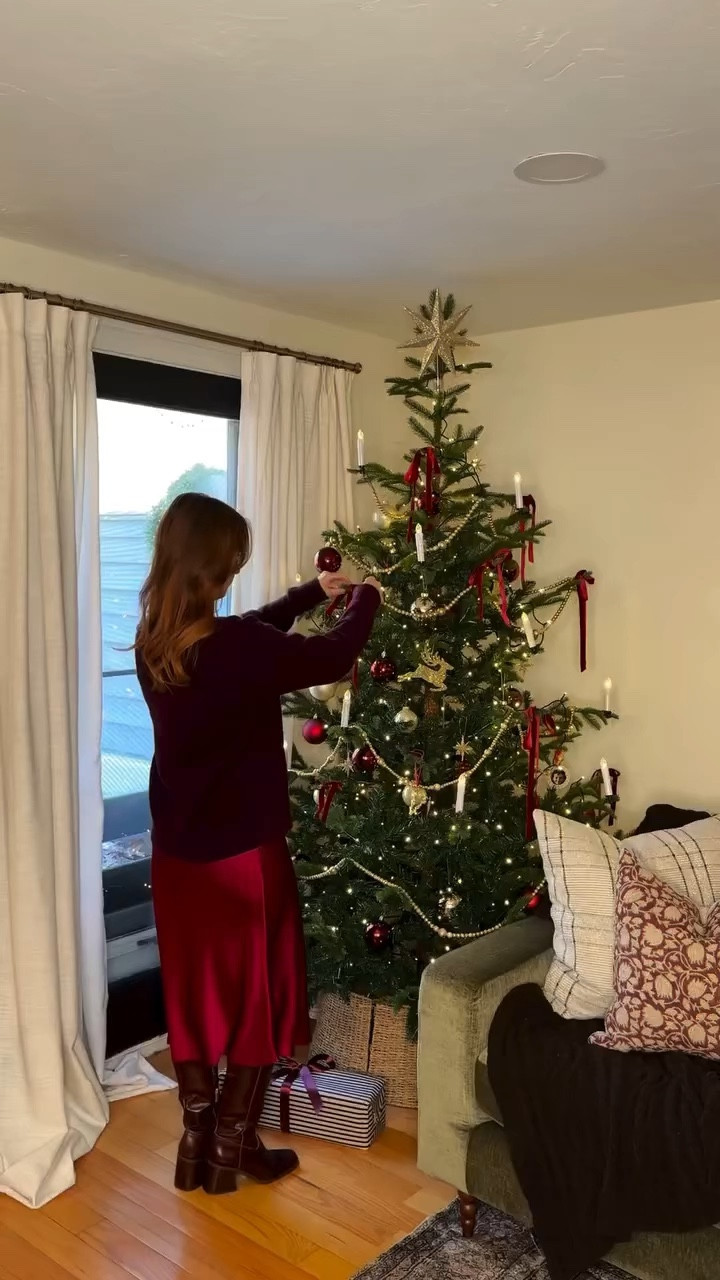 My vintage inspired Christmas tree! With clip on candles and velvet bows 


#LTKHome #LTKSeasonal #LTKHoliday