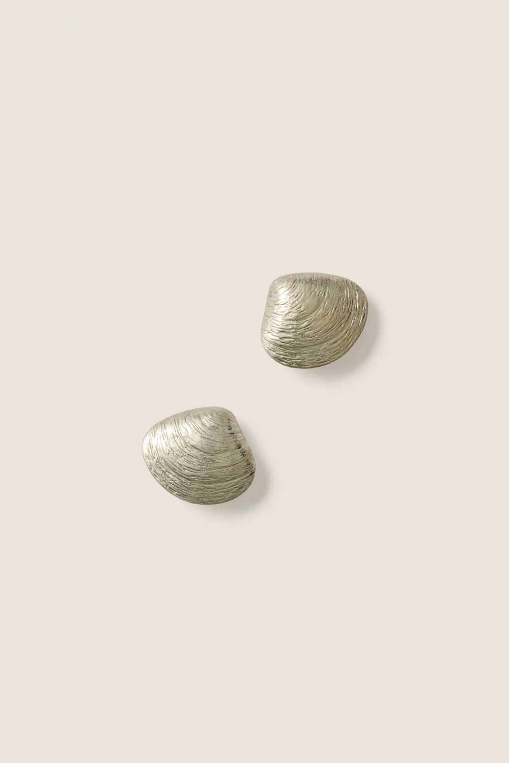 Antique Silver Clam Shell Earrings | Tuckernuck (US)