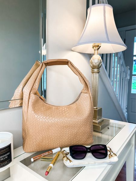 Neutral Bag
Affordable neutral hobo bag
Sunglasses
Lipstick
Lipgloss


#LTKOver40 #LTKFindsUnder50