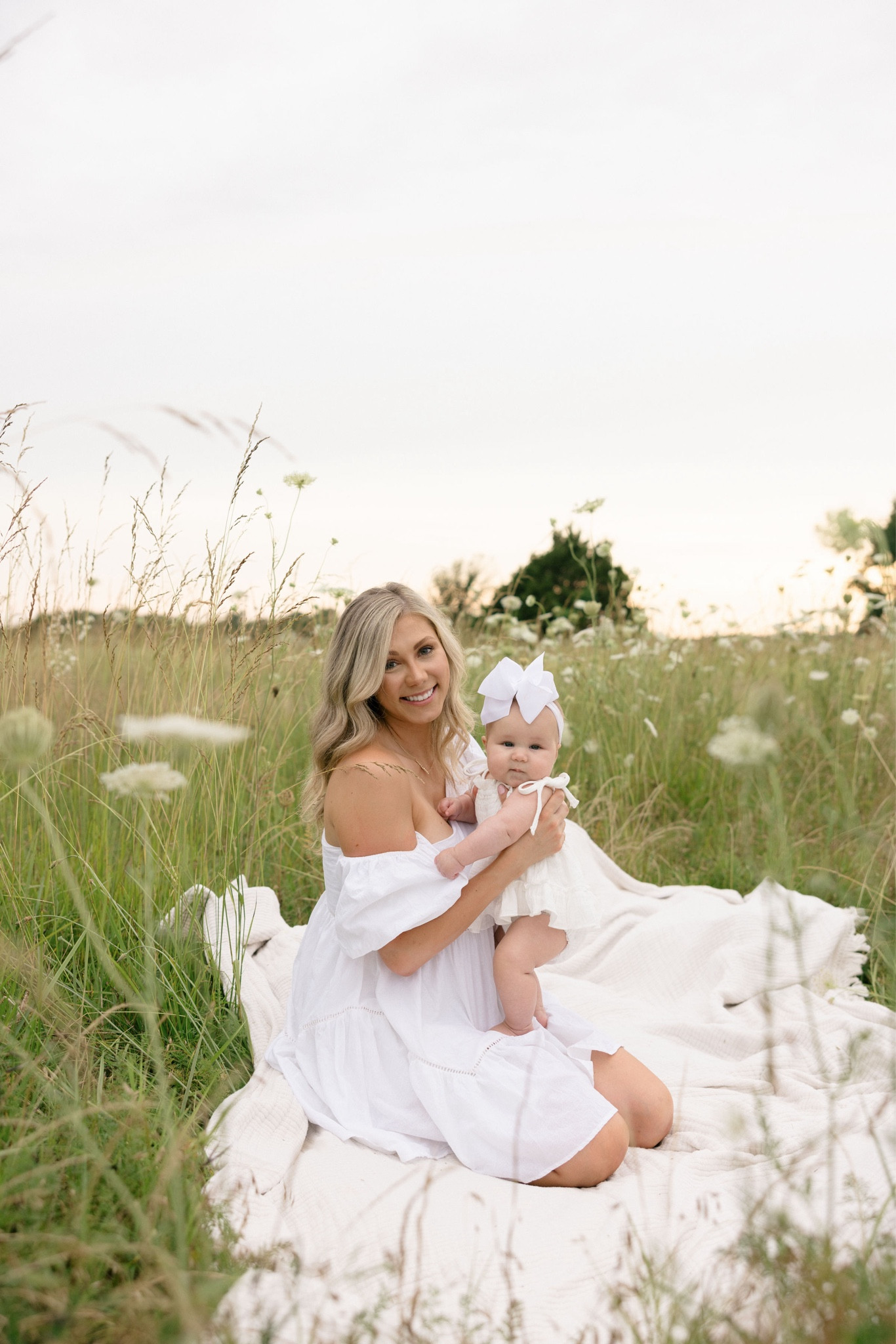 Family photos 🤍 #whitedress #bridalshowerdress #babyshowerdress #babyoutfit #whitebabydress #morherdaughterphotos #familyphotosoutfit #whitebow 