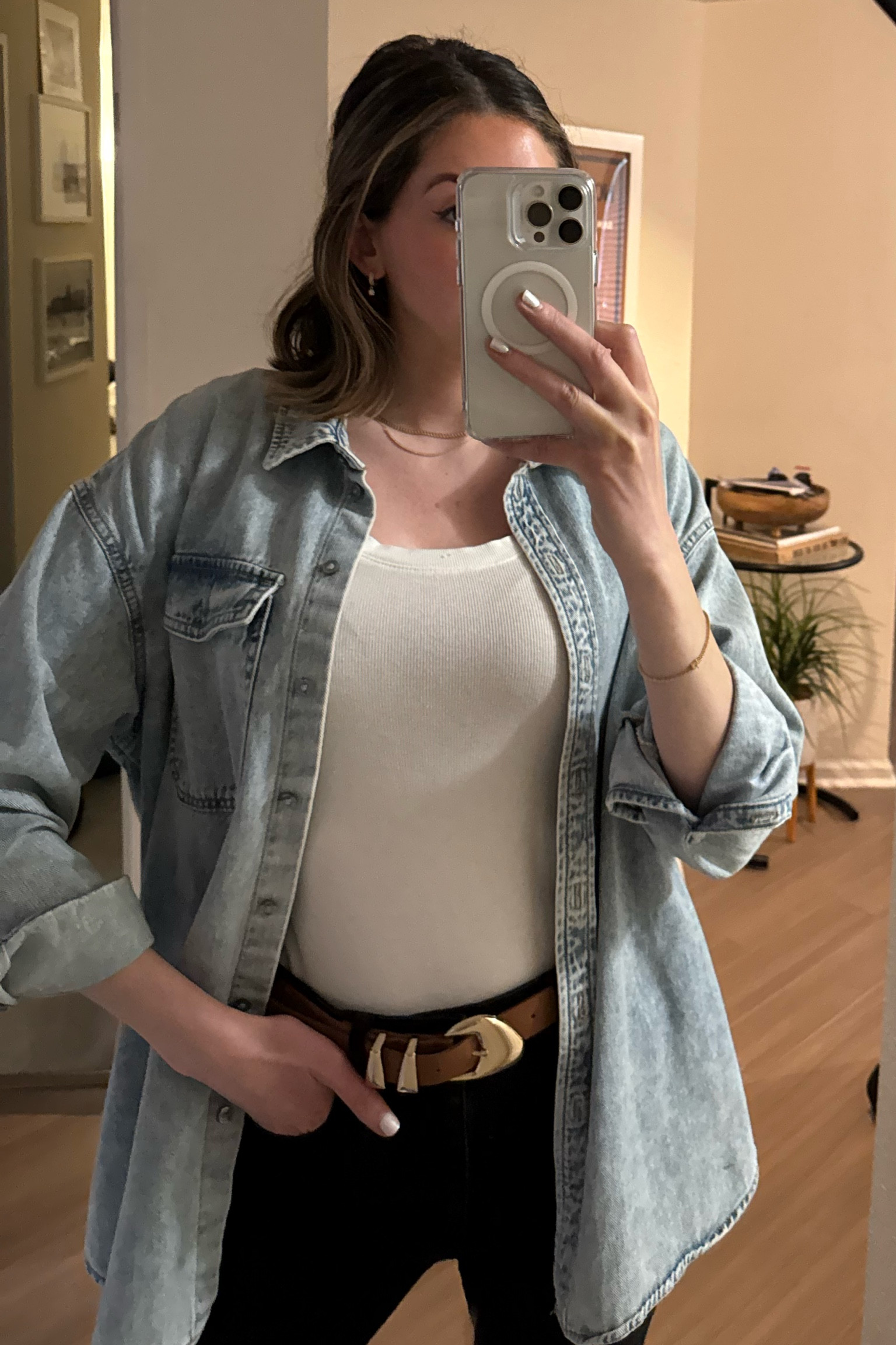 OOTD🤍
Couldn’t find the exact denim top but linked a similar option.  Size up for an oversized fit.

#LTKworkwear #LTKstyletip