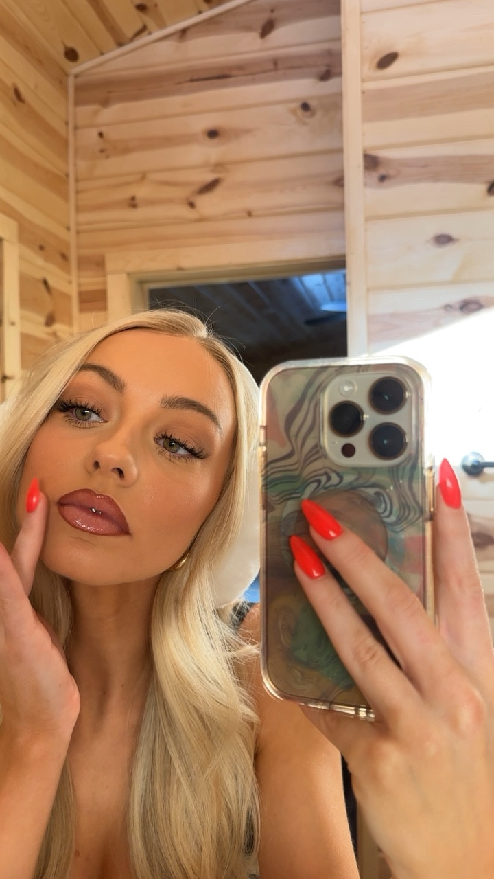 LIP COMBO
lip gloss “FU$$Y”
lip liner “rosewood"
