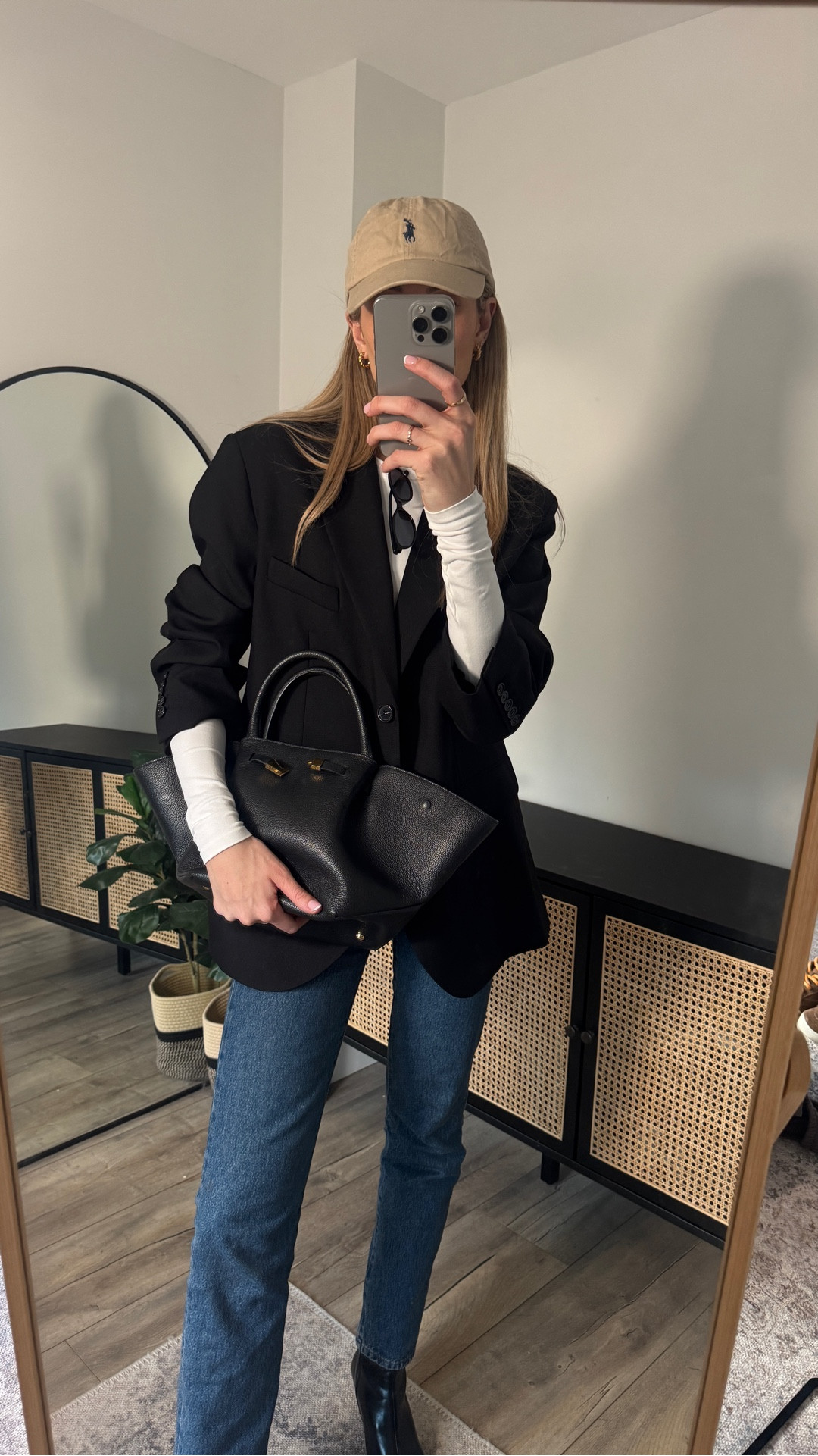 The perfect black blazer.. so good I bought it twice 🖤



#LTKeurope #LTKireland #LTKstyletip