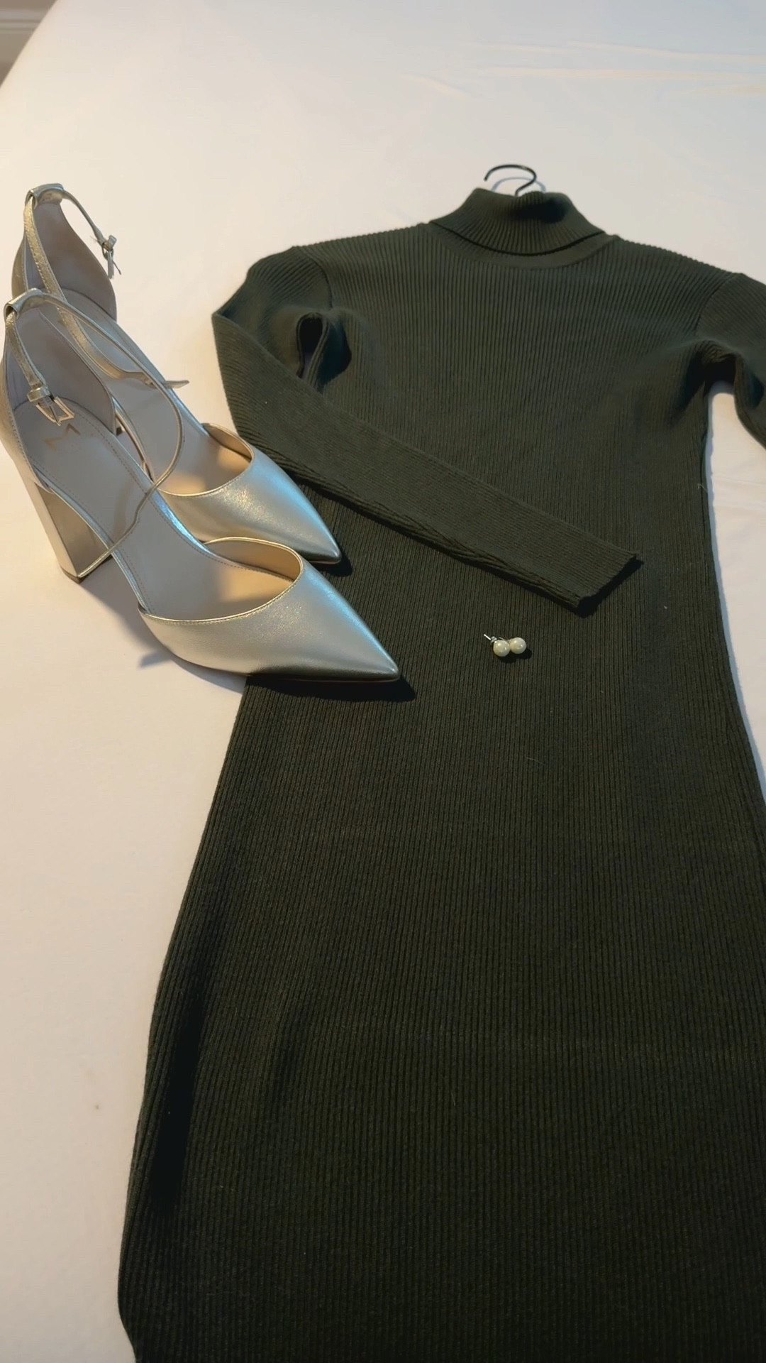 Because fall weddings deserve a little golden glow 🍂✨ Ribbed elegance, classic accessories, pointed heels all for an effortless wedding guest look 💒

#LTKSeasonal #LTKShoeCrush #LTKStyleTip