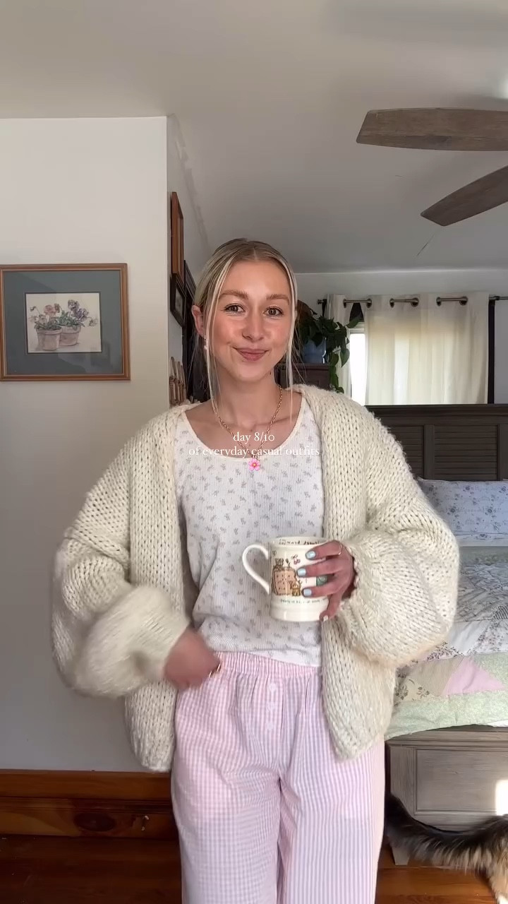 day 8 💗 I hope you have a great day!! 
- shoes are from Coolway 
- pants are from Ross but I added a similar pair! 

#springstyle #springoutfits #springoutfitideas #springfashion #pinterestgirl #pintereststyle