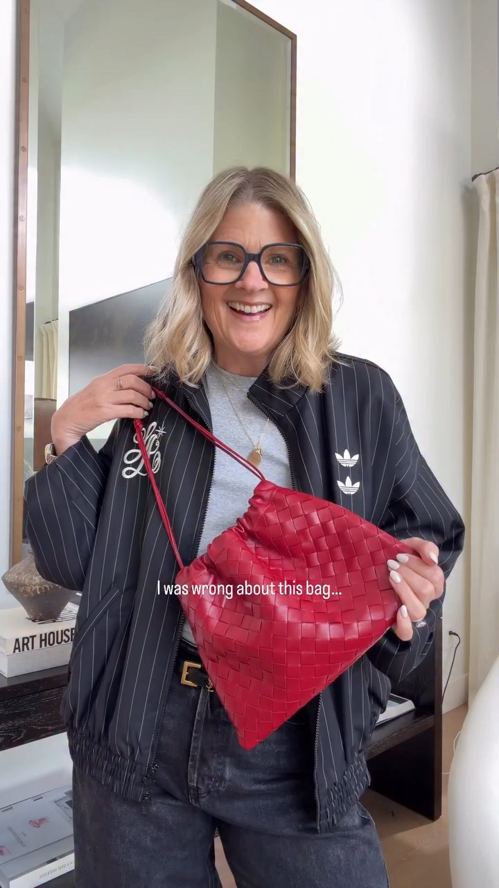 I didn’t think much of this bag at first… and I was wrong.

It’s not an obvious one—and definitely not for everyone—but I get it now.

Curious where you land on it.

#bottega #bottegaveneta