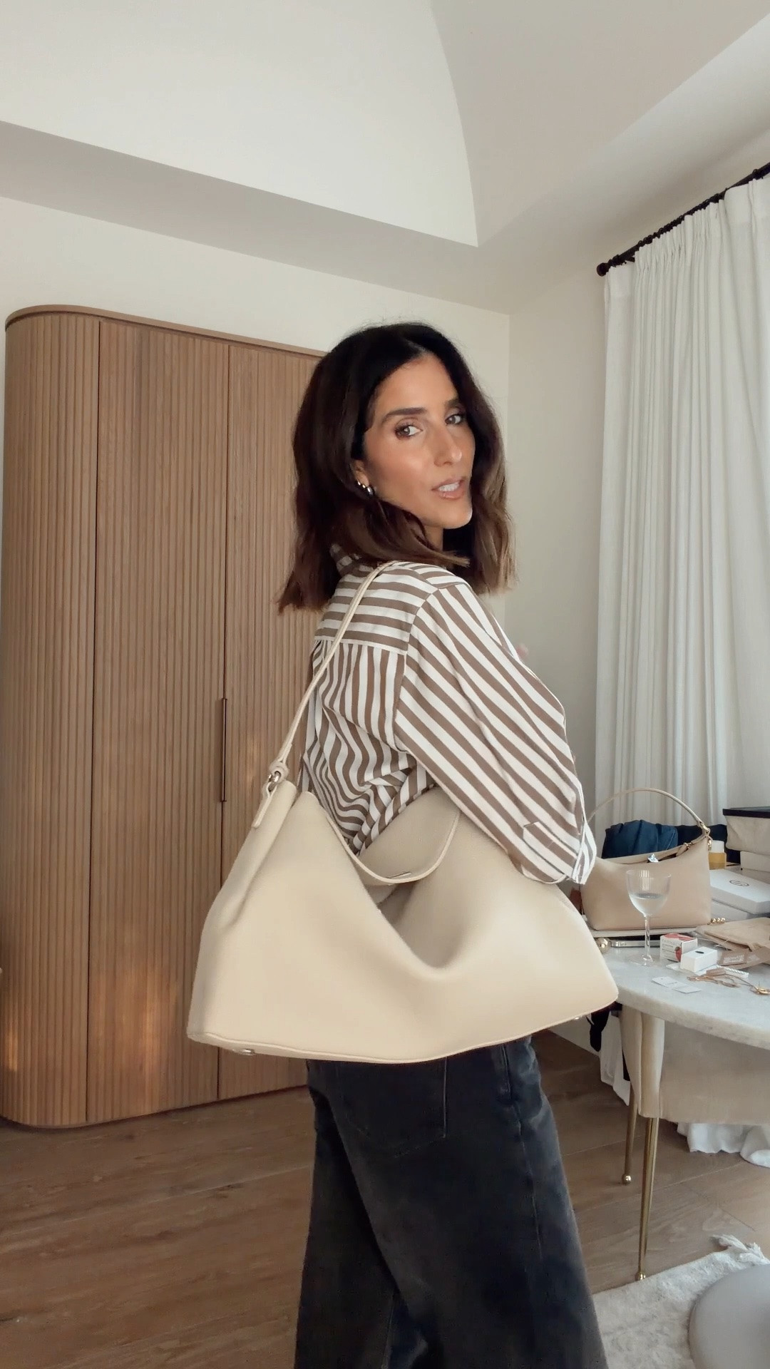 I’My new personality definitely involves all things suede, chocolates and textures. Sharing a couple new bags I’m absolutely loving . I’m just shy of 5-7” wearing the size XS top stylinbyaylin #aylin #handbag