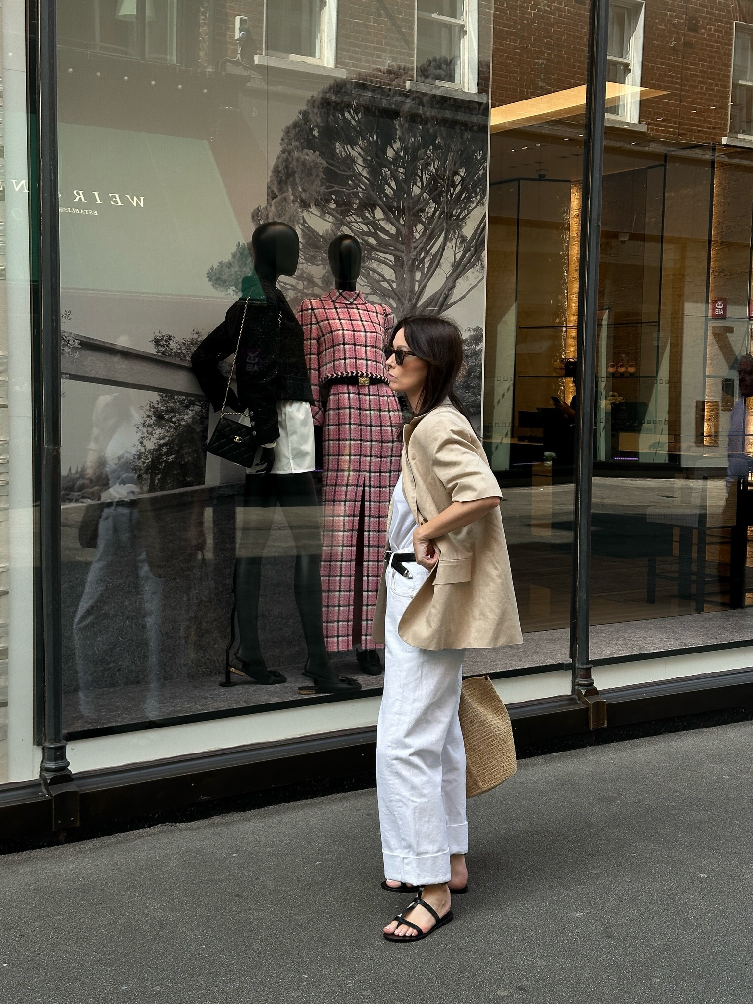 Minimal outfits all Summer long 

All white outfits, Summer outfit inspo, Summer styling, women fashion, white tshirt, white jeans, black belt, short sleeve blazer, black sandals



#LTKsummer #LTKstyletip #LTKeurope